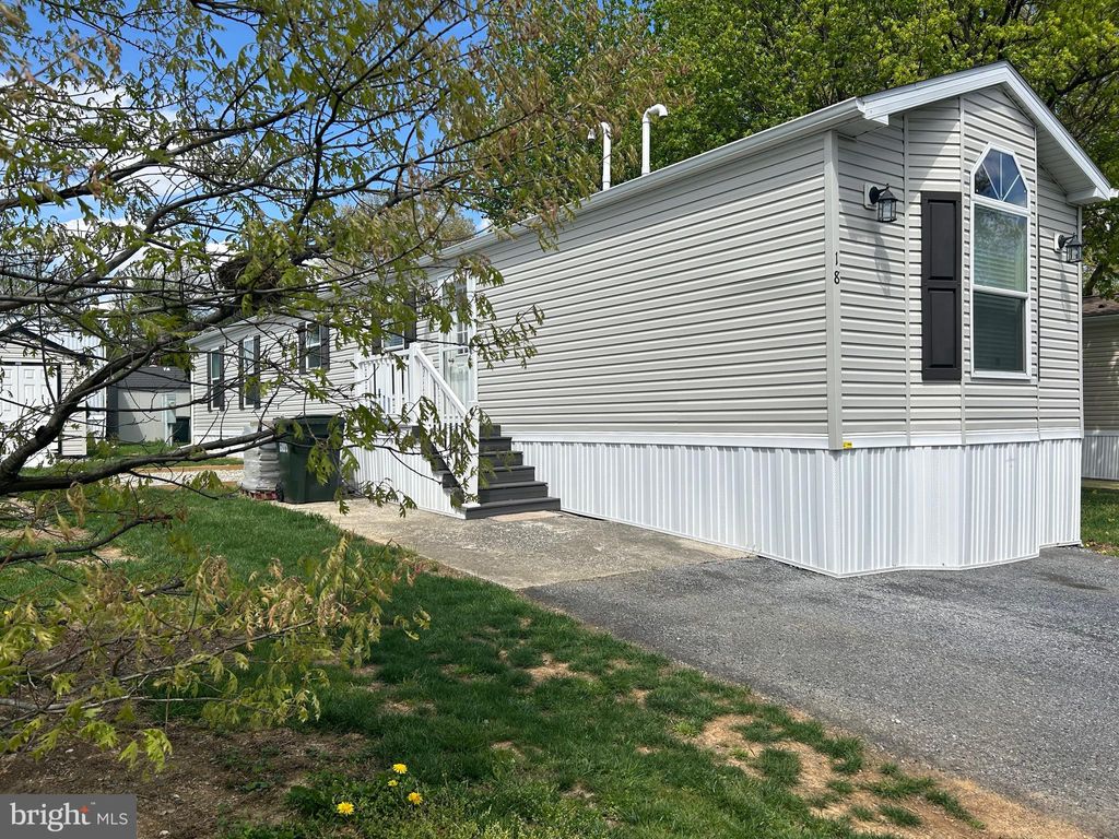 Photo of 18 JADE DR, LITITZ, PA 17543 (MLS # PALA2033614)