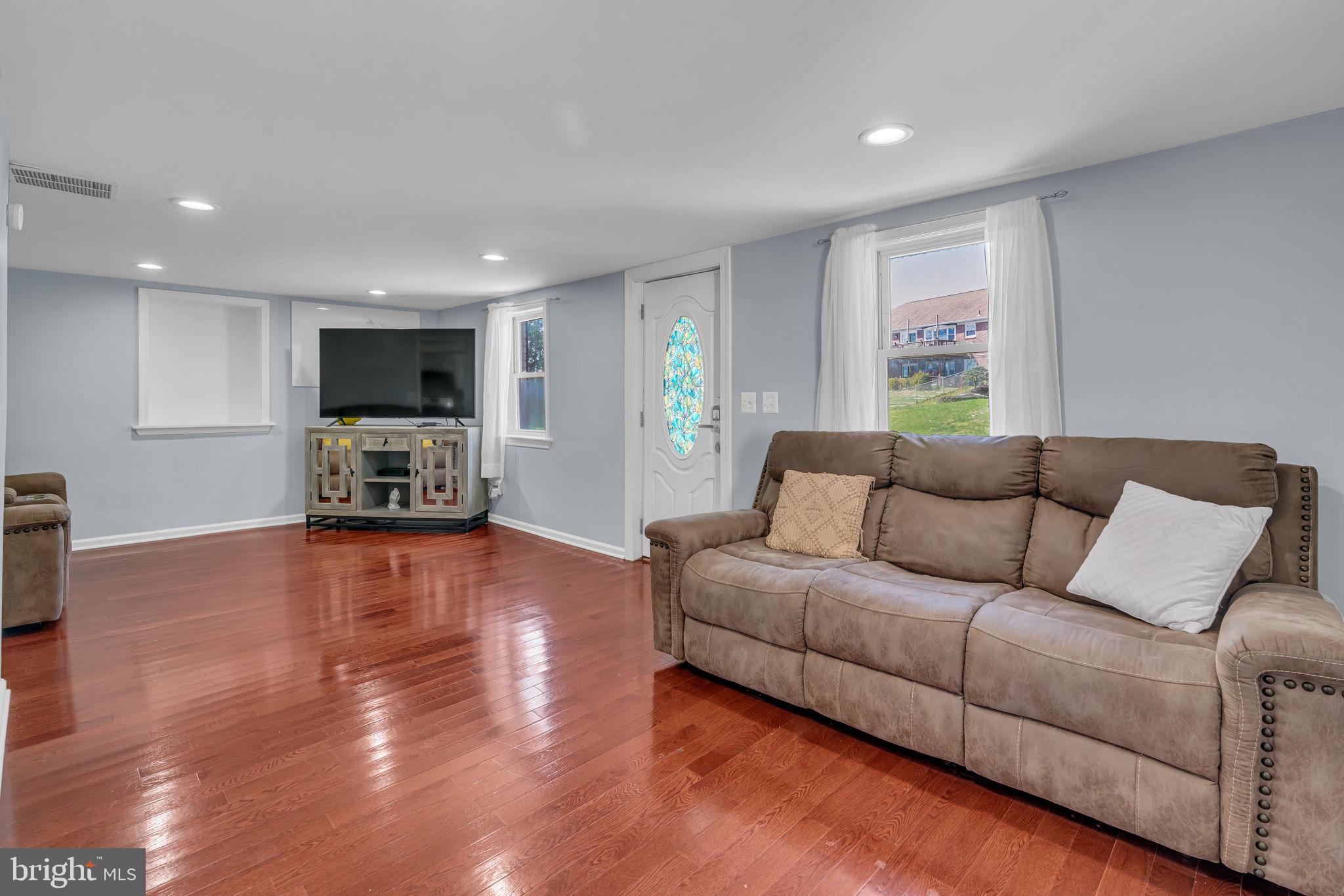 BUCKHALL TOWN - Residential