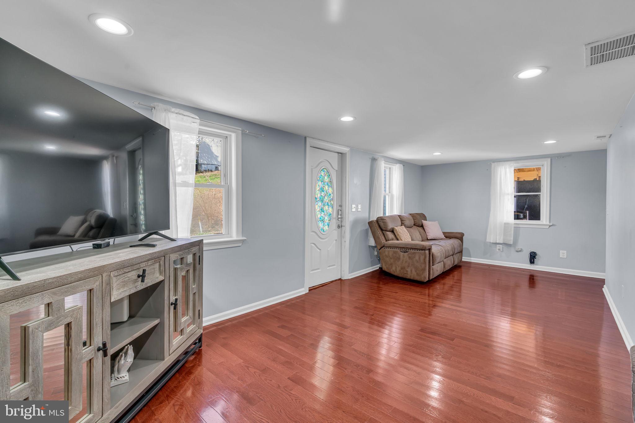 BUCKHALL TOWN - Residential