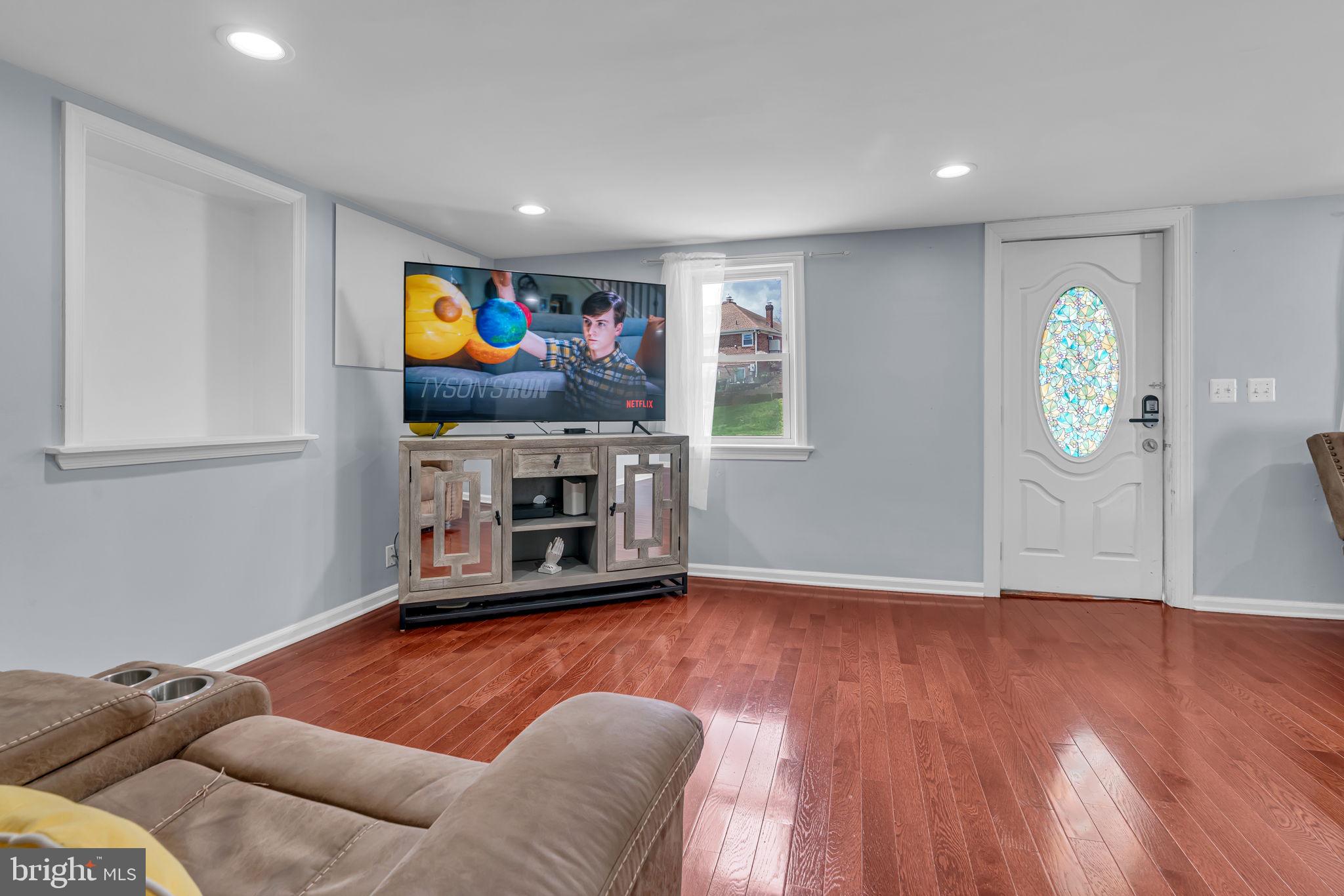 BUCKHALL TOWN - Residential