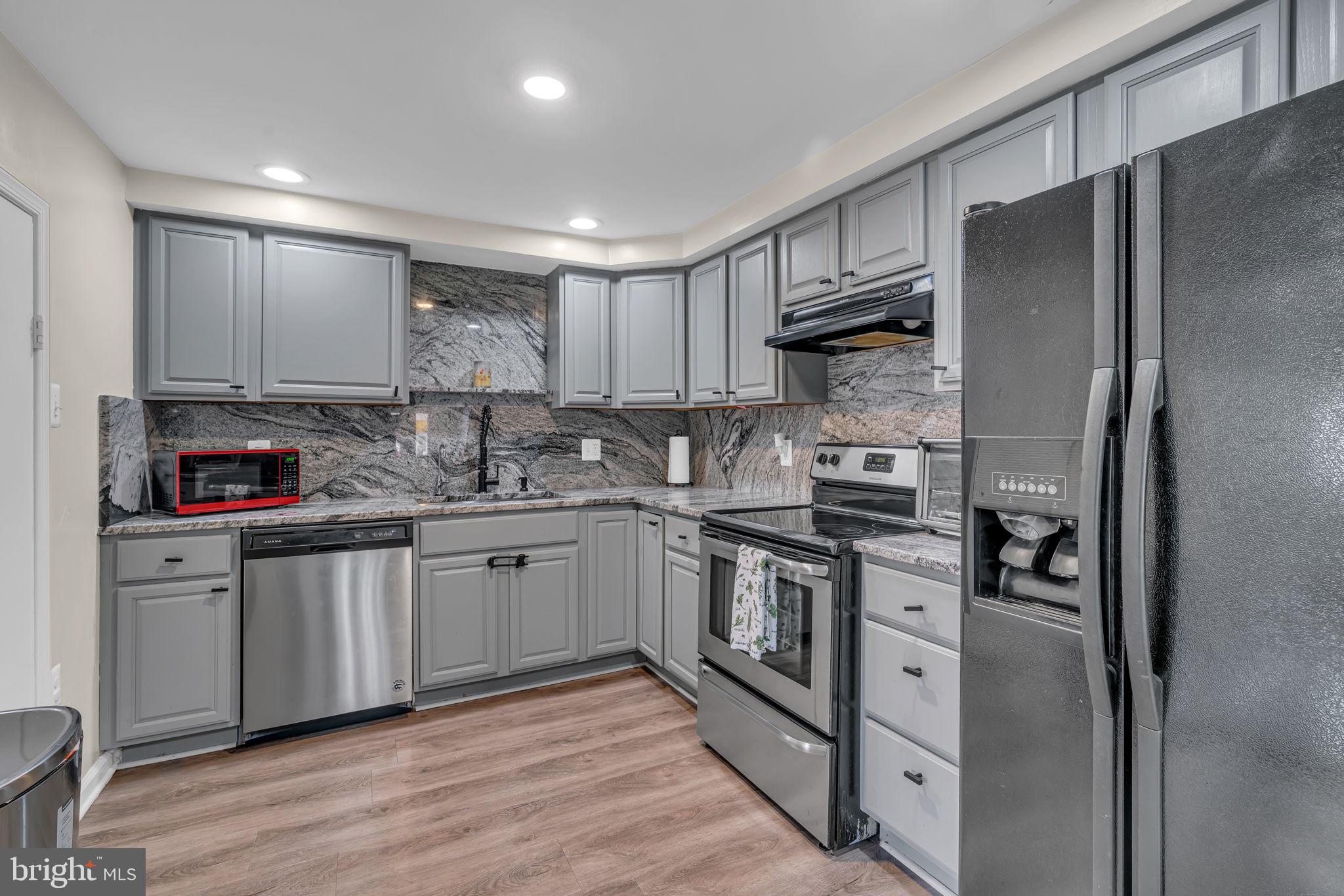 BUCKHALL TOWN - Residential