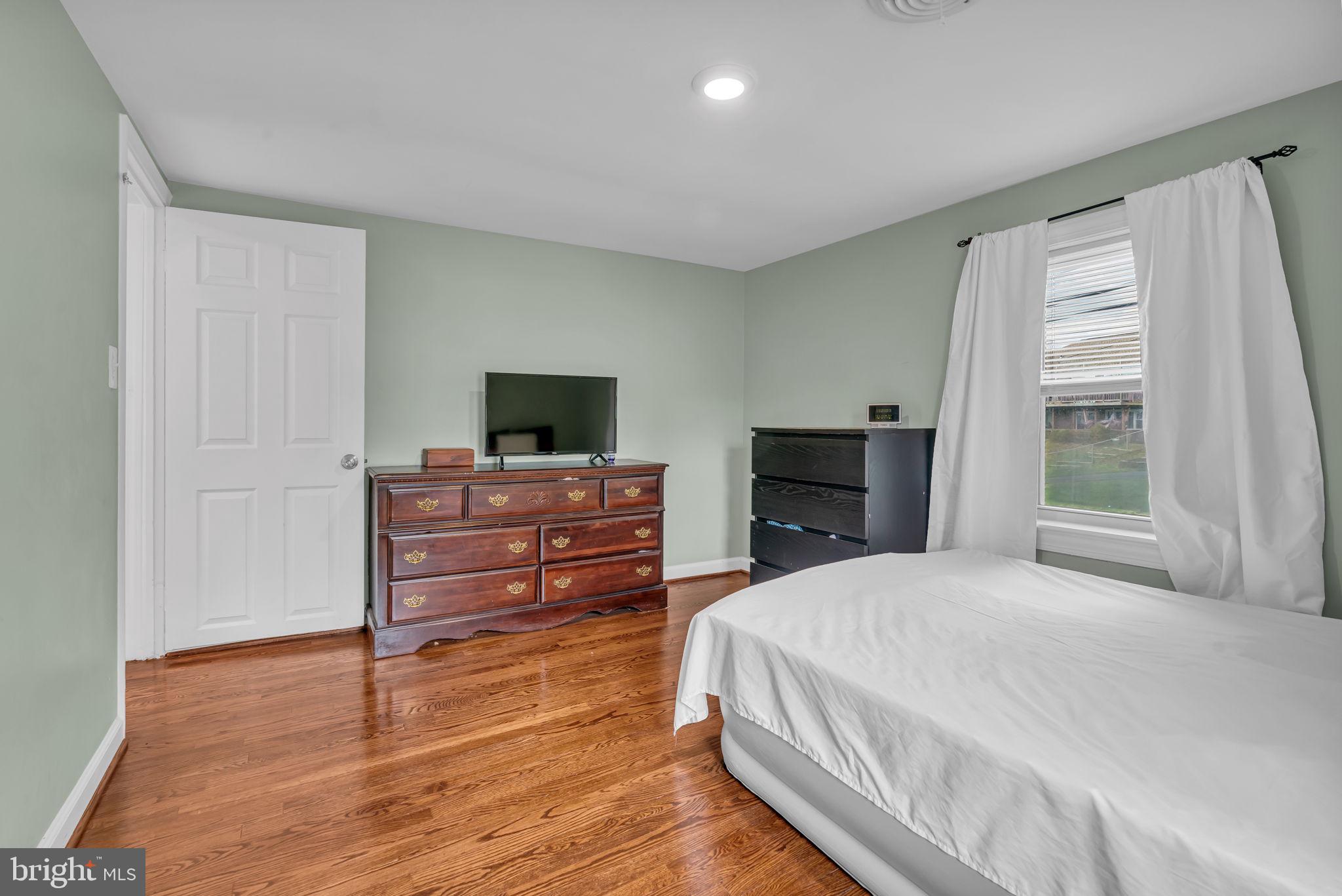 BUCKHALL TOWN - Residential