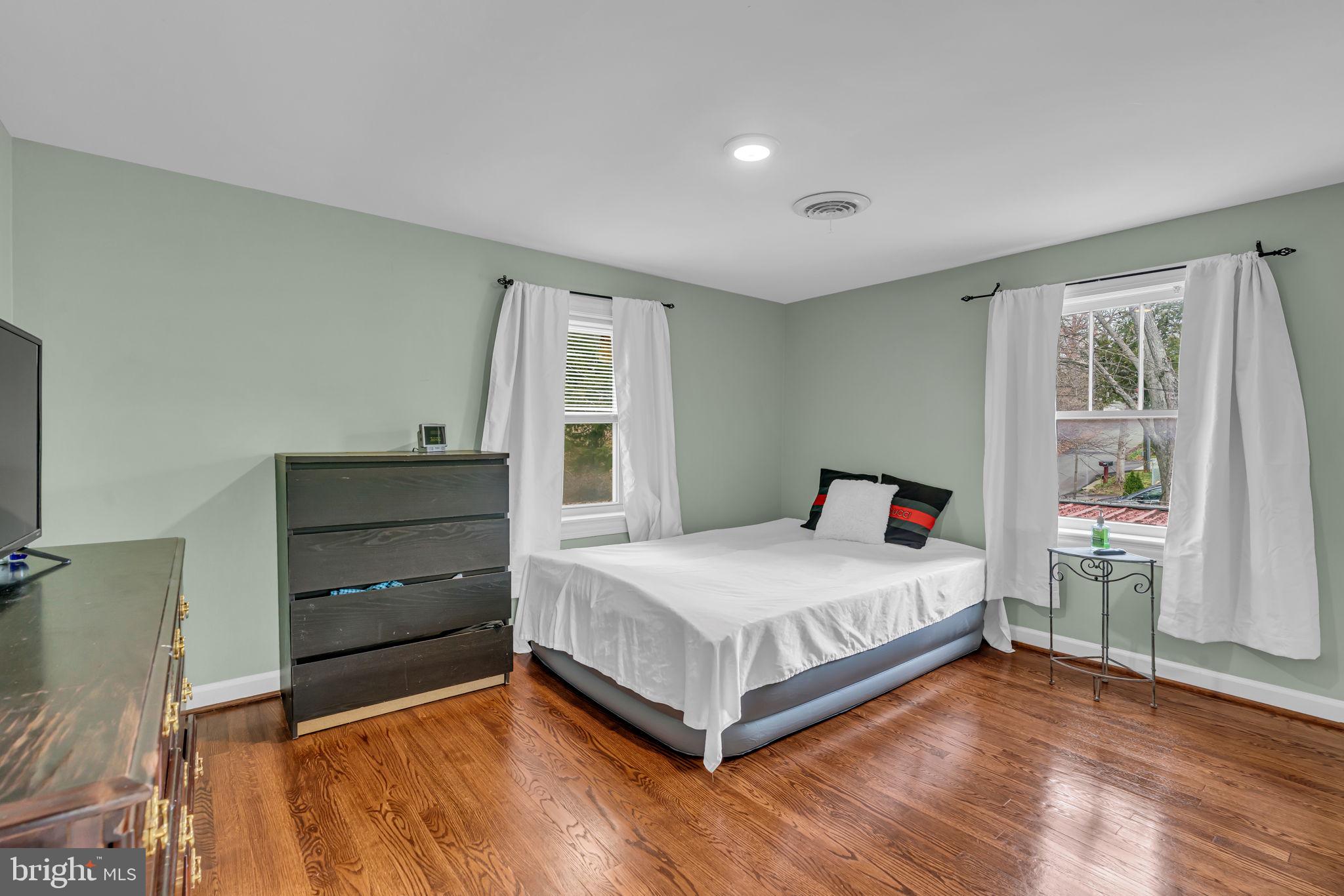 BUCKHALL TOWN - Residential