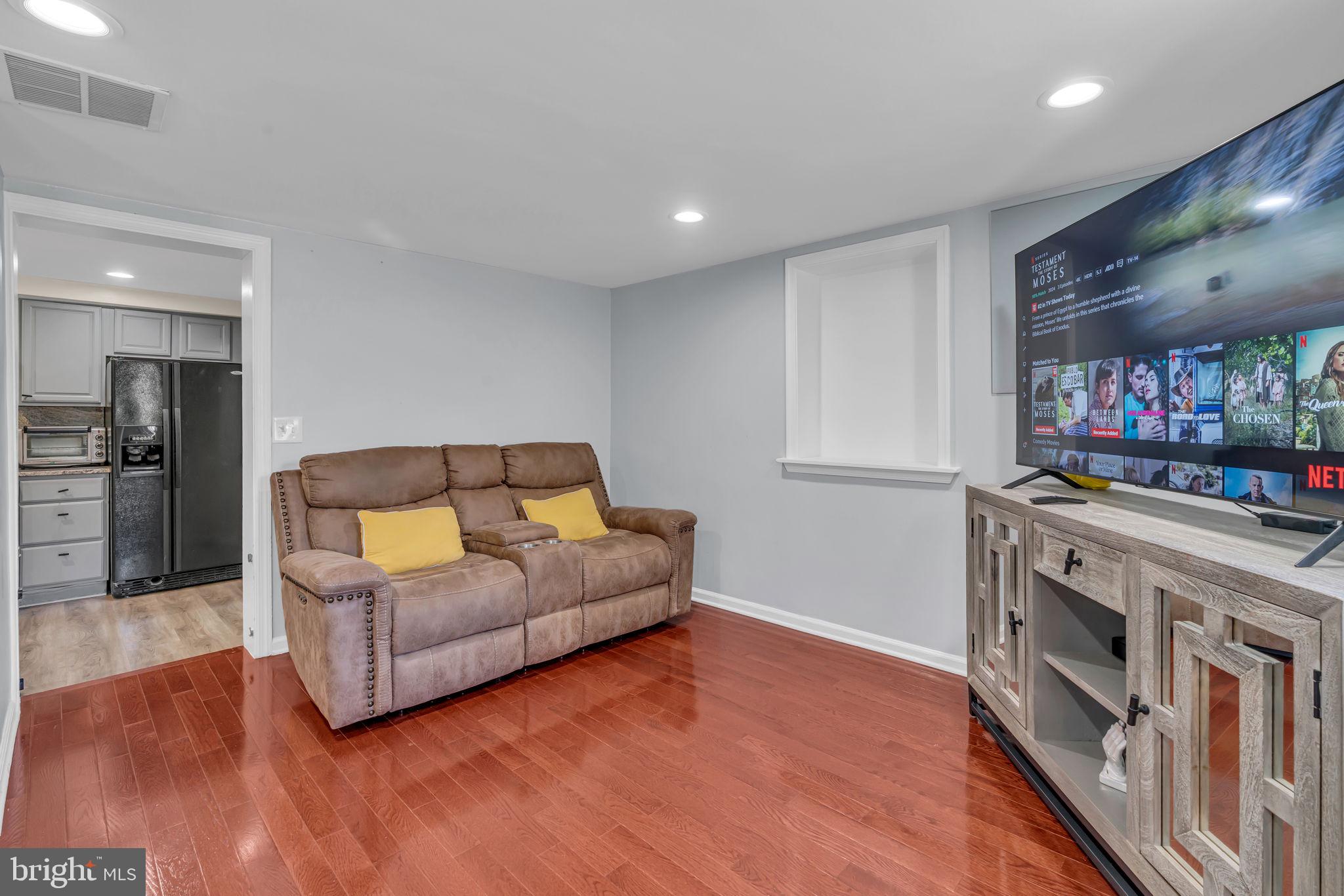 BUCKHALL TOWN - Residential