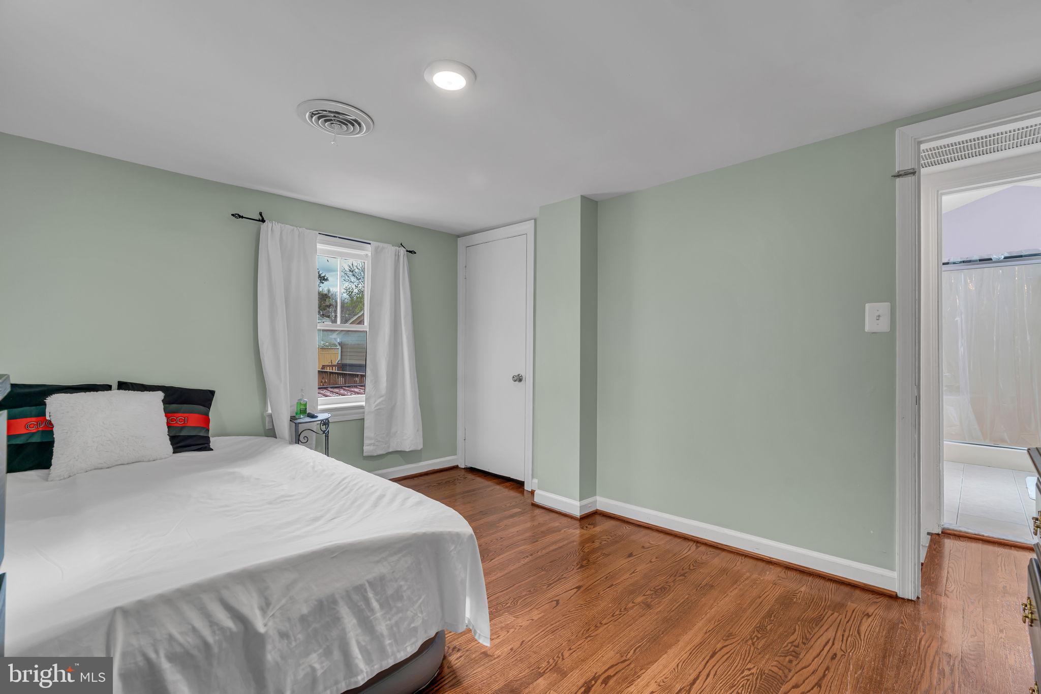 BUCKHALL TOWN - Residential