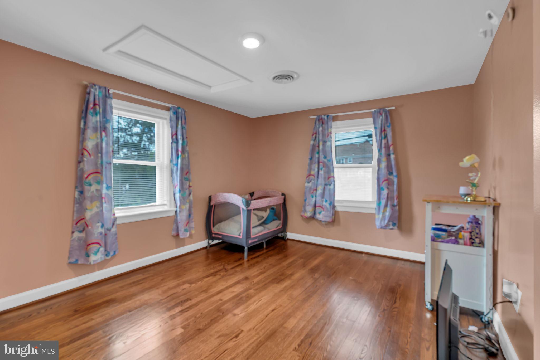 BUCKHALL TOWN - Residential