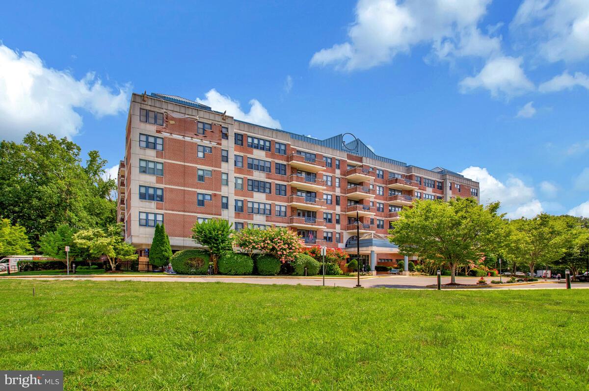 Welcome to effortless living in the vibrant 55+ community of Heritage Harbour! This beautifully appointed 2-bedroom, 2-bath condominium offers a spacious open-concept design that combines comfort and elegance. At the heart of the home is a stunning gourmet kitchen featuring a center island with built ins and breakfast bar, granite countertops, stainless appliances and ample cabinetry—perfect for both everyday living and entertaining. The light-filled living area opens to a private balcony, ideal for morning coffee or evening relaxation. The hallway leading to the bedrooms boasts built in shelves with lighting. The luxurious primary suite offers a spa-like bath with a walk-in shower and a generous walk-in closet. Beautifully maintained! Enjoy access to resort-style amenities at 903 including a fitness center, meeting rooms and indoor and outdoor pools. Neighborhood amenities include; pickleball, tennis, golf, library, wood working shop and so much more! One time fee - $2075.00