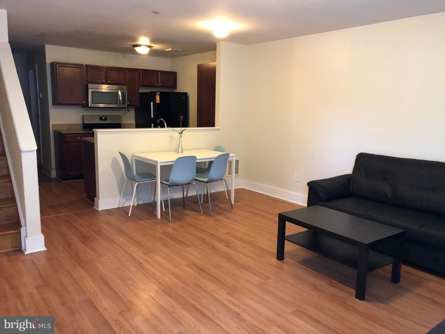 Large 3 stories town house has 5 bedrooms and 4 bathrooms. Fully rented. Great investment opportunity. First floor large living room, kitchen, one bedroom one full bathroom. 2nd floor 2 bedrooms one hallway bathroom and laundry utility room （central air and gas heating system. 3rd floor 2 more bedrooms both have private bathrooms. Crowl space, fenced backyard, concrete covered.