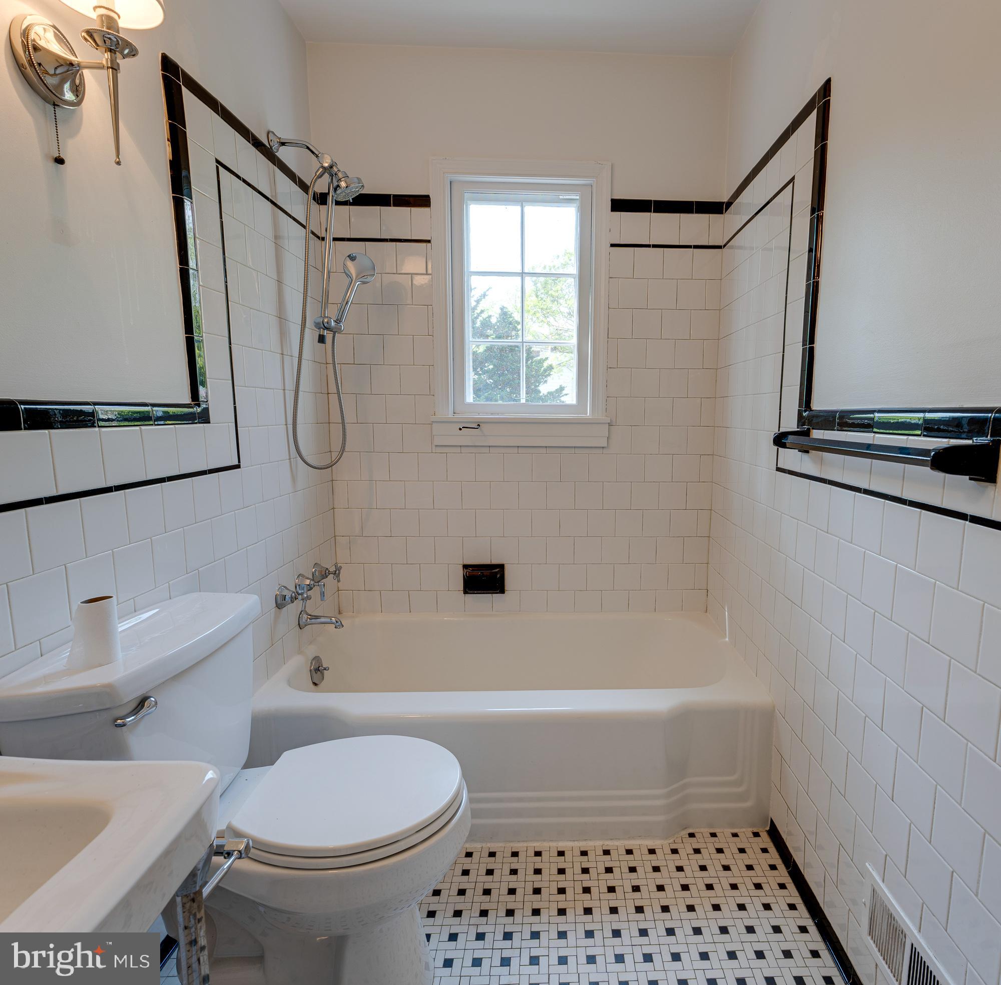 ROUND BAY - Residential Lease