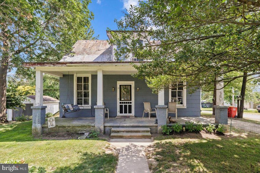 Discover the potential in this 3-bedroom, 1-bath home located in a peaceful neighborhood located in Harpers Ferry. Though it currently needs some sprucing up with repairs and updates, this property is an investor's dream. The spacious bedrooms, a functional bathroom layout, and a cozy living area offer a solid foundation for transformation. The expansive yard provides ample space for gardening, entertaining, or adding outdoor amenities. With good structural bones and a prime location close to schools, parks, and shopping, this house holds tremendous potential for those with a vision. With the right renovations, it can become a beautiful family home or a profitable rental property. Don't miss this golden opportunity to turn a fixer-upper into a valuable asset!
***MULTIPLE OFFERS RECIEVED - HIGHEST AND BEST DUE THURSDAY 6/27 - 8PM**