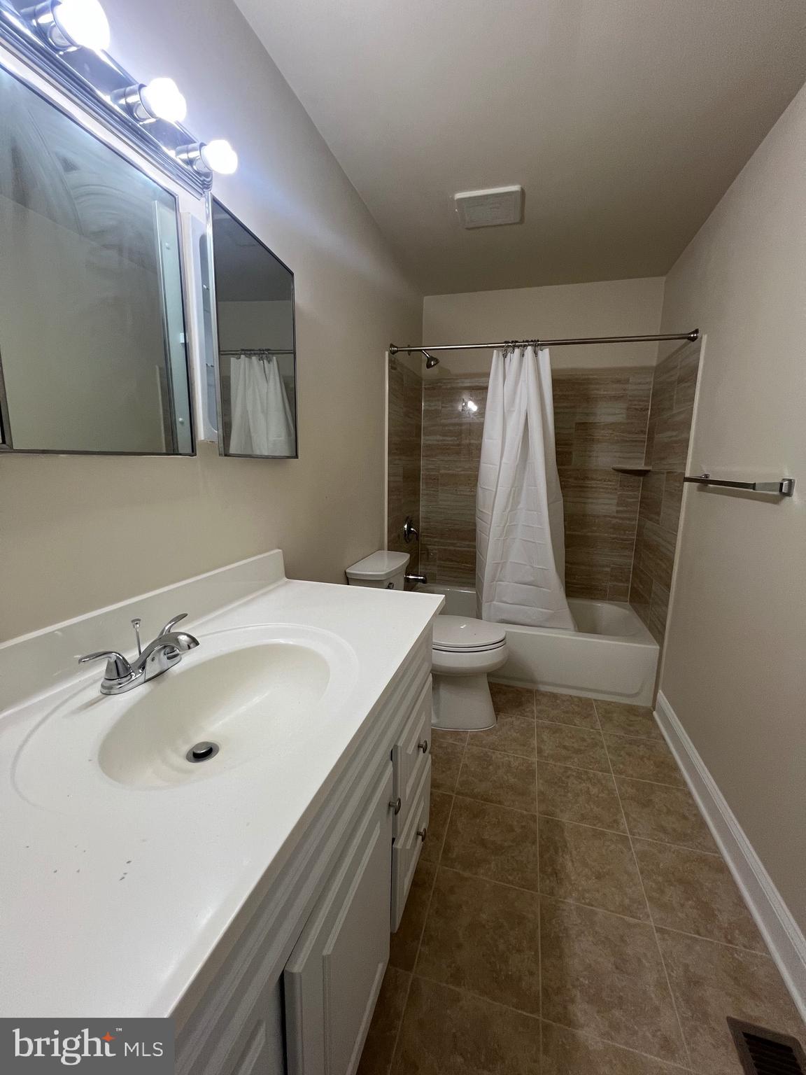 KINGSWOOD CONDOMINIUM - Residential Lease