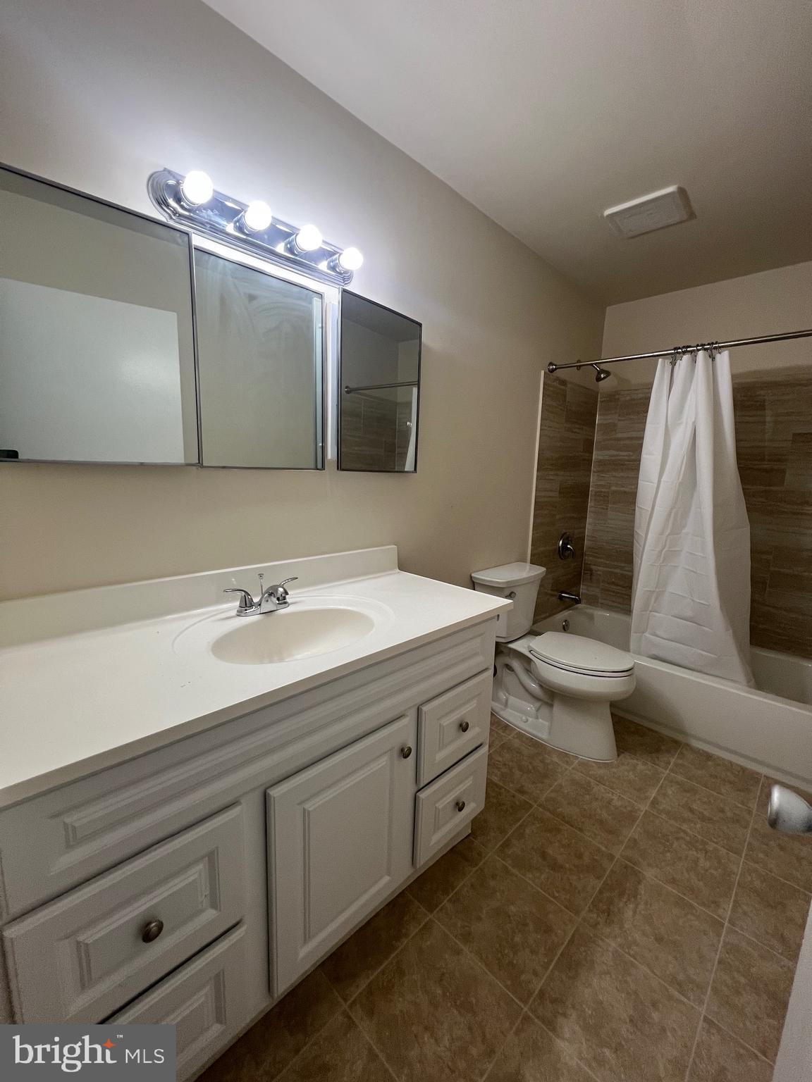 KINGSWOOD CONDOMINIUM - Residential Lease