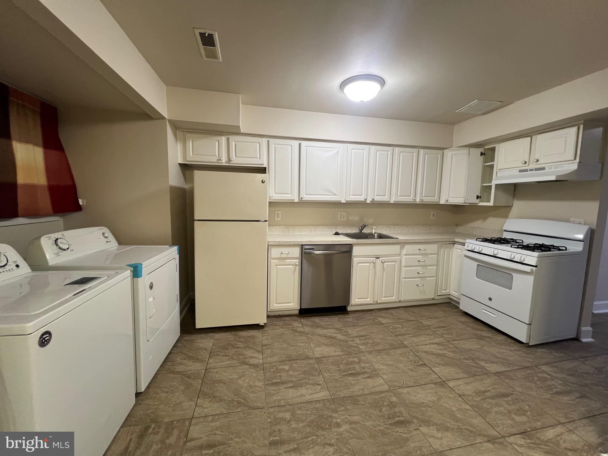 KINGSWOOD CONDOMINIUM - Residential Lease