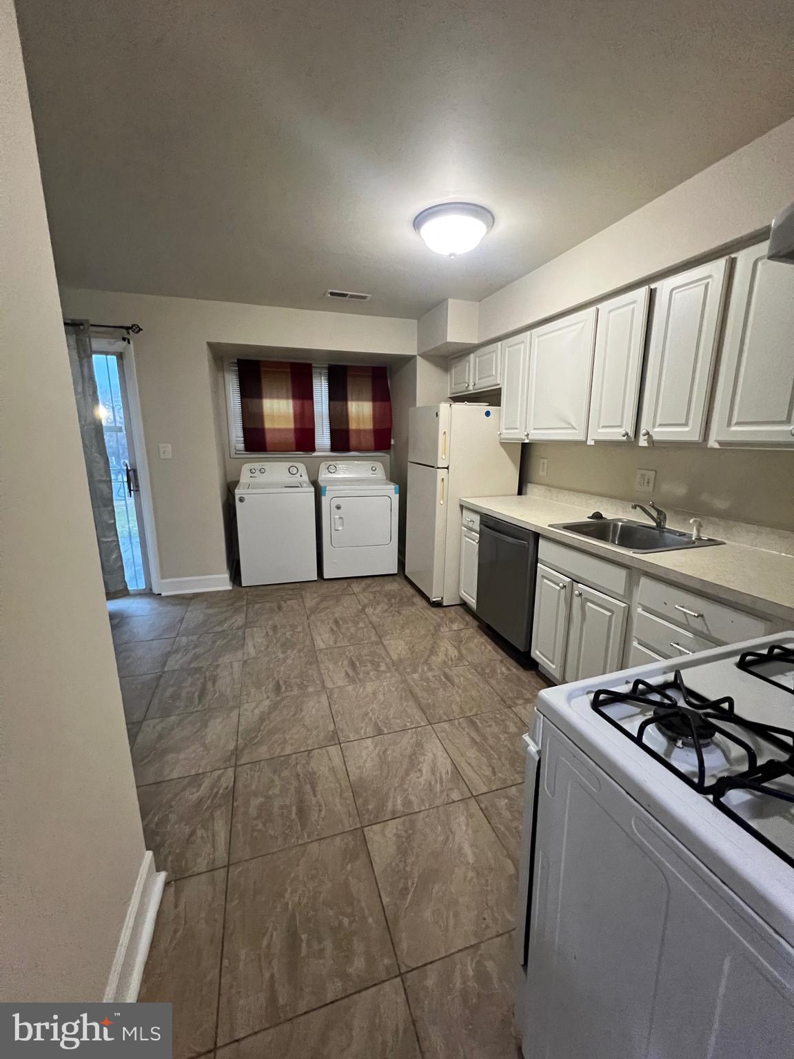 KINGSWOOD CONDOMINIUM - Residential Lease