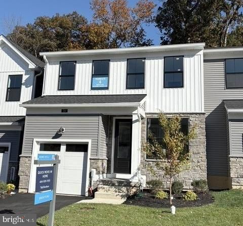Townhouse For Sale - 42 Grayson Lane<br/> DOWNINGTOWN, PA 19335