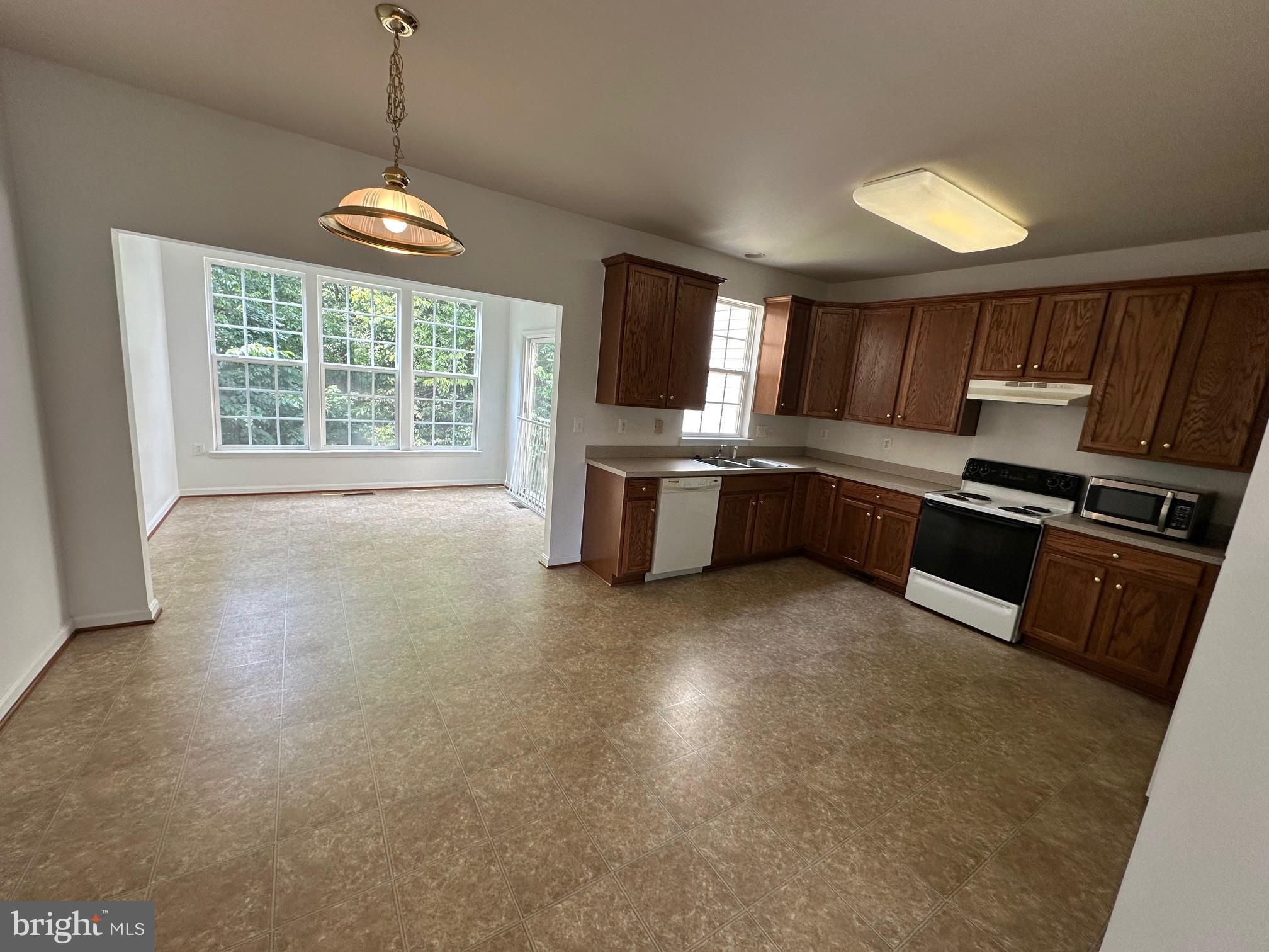 COLONIAL HILLS - Residential