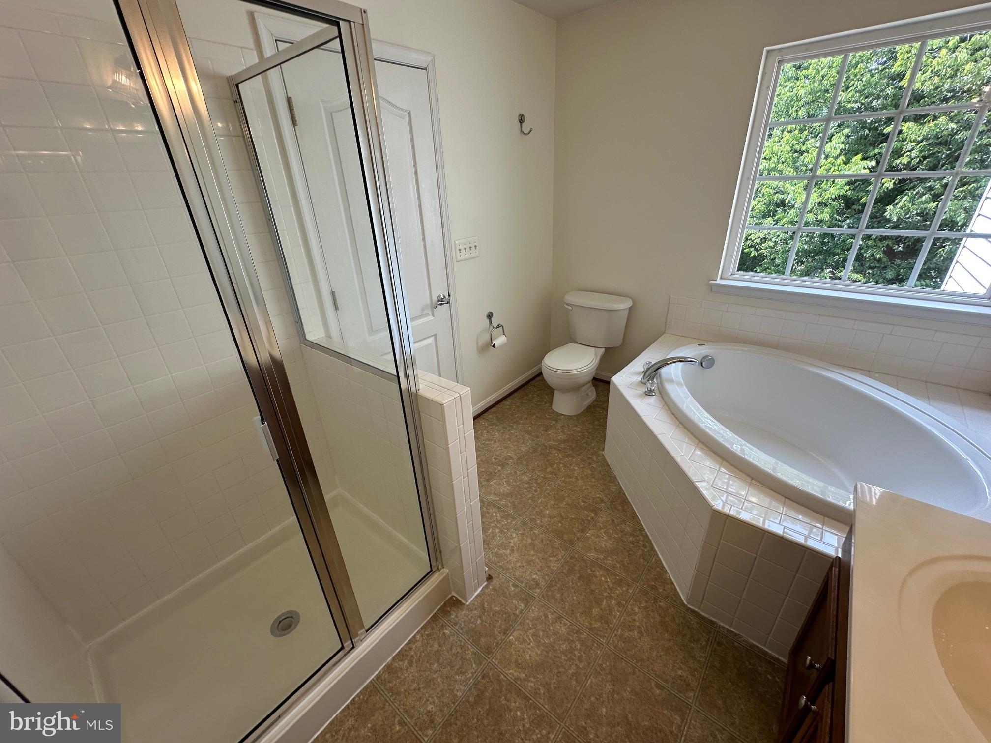 COLONIAL HILLS - Residential