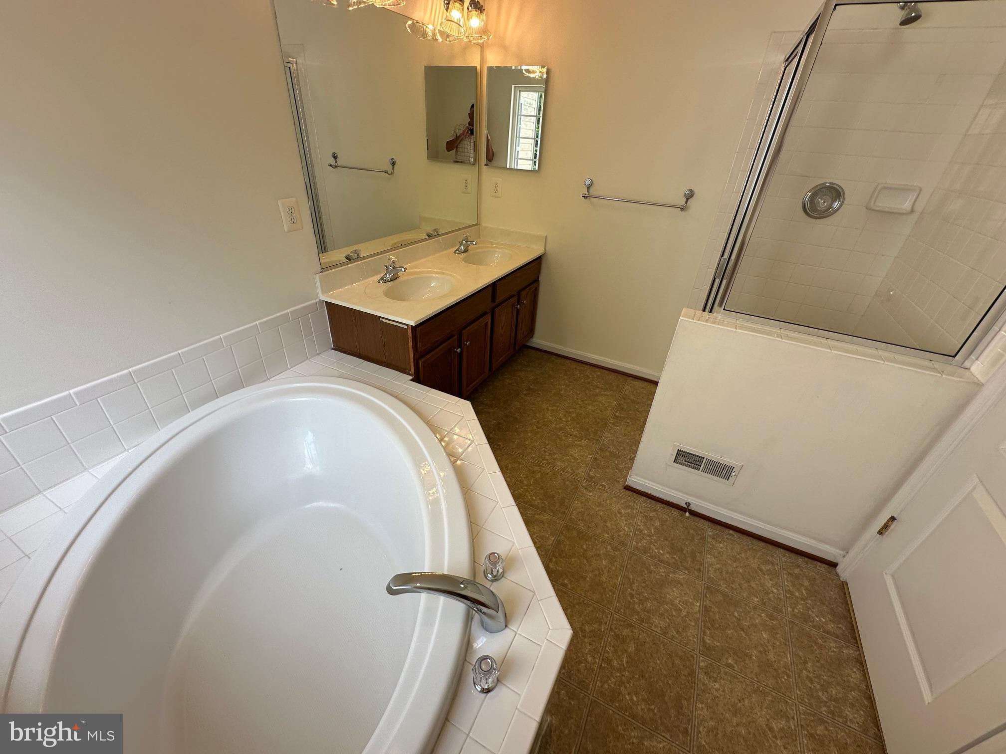 COLONIAL HILLS - Residential