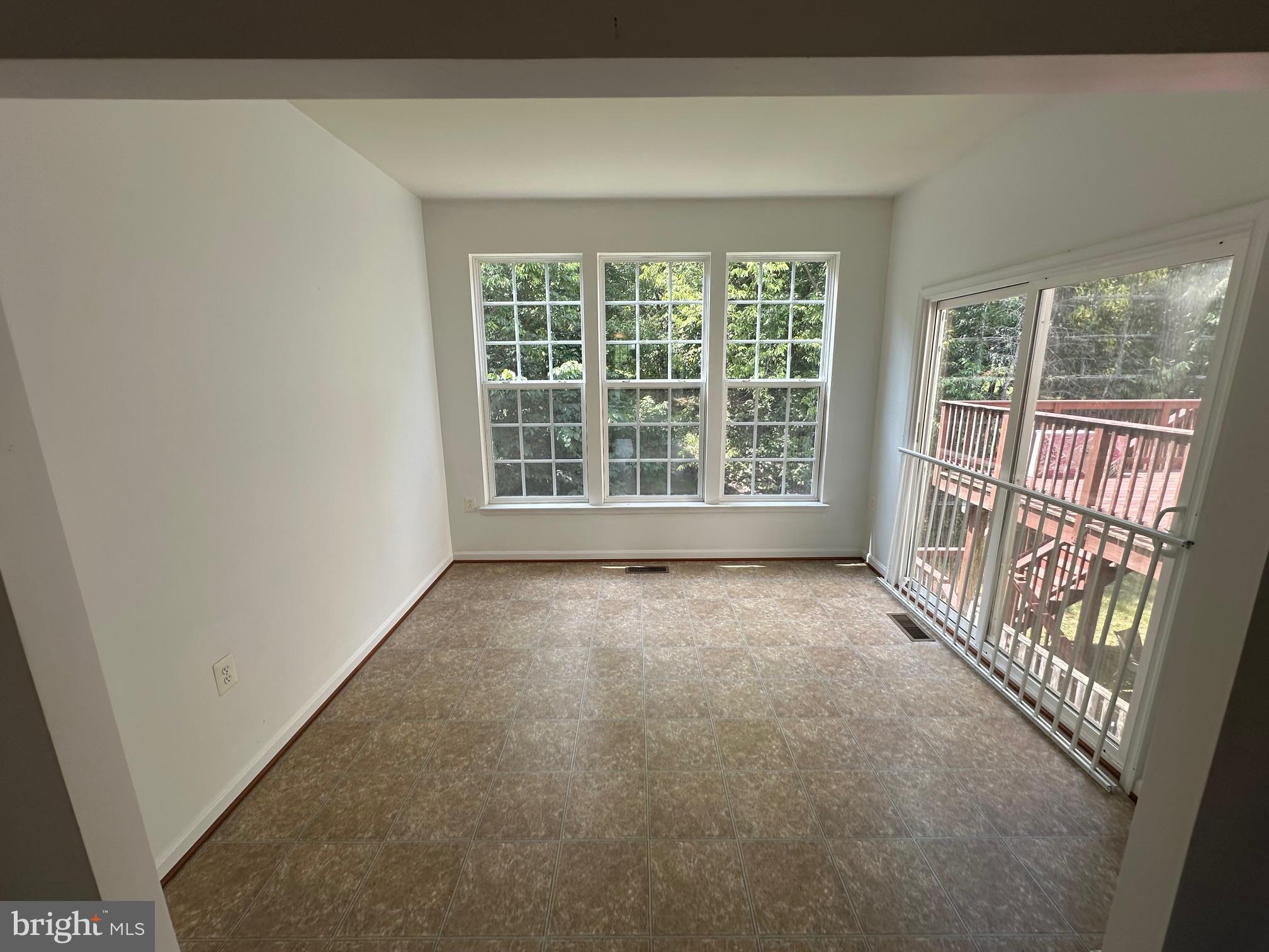 COLONIAL HILLS - Residential