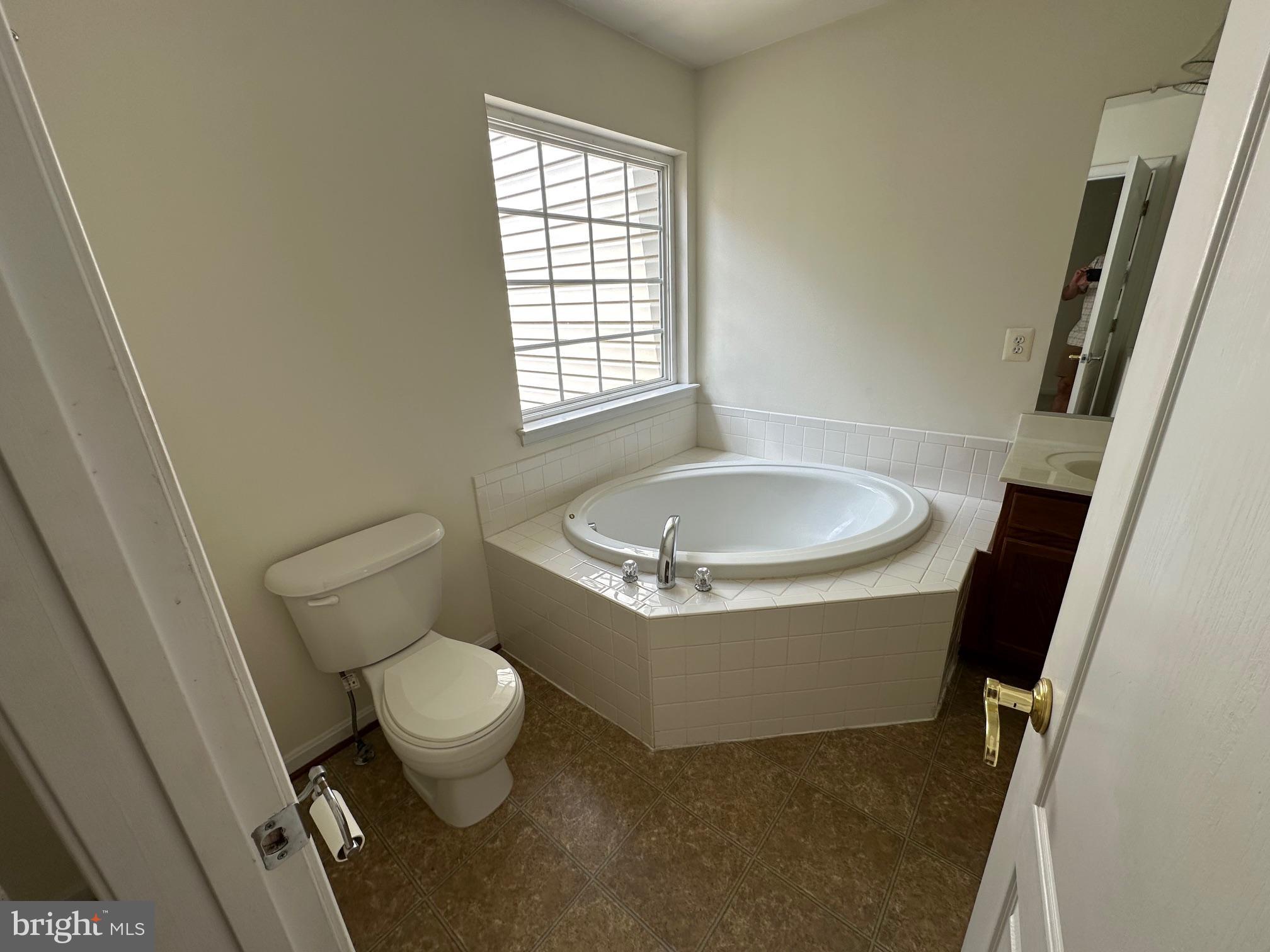 COLONIAL HILLS - Residential