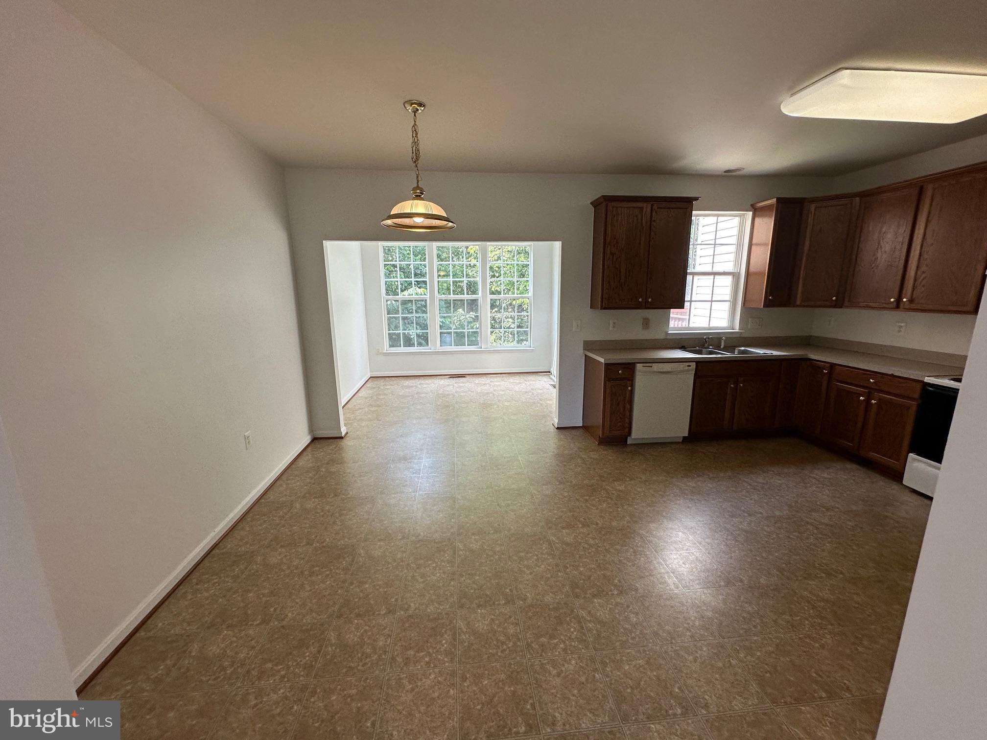 COLONIAL HILLS - Residential