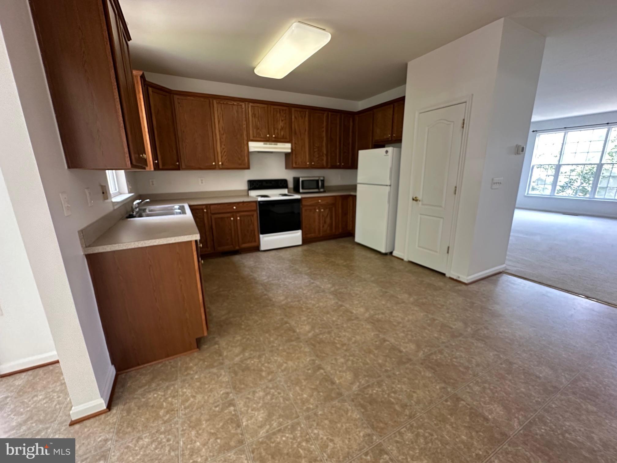 COLONIAL HILLS - Residential