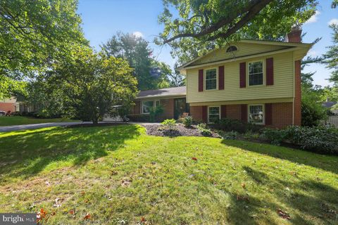 Photo of 4916 Sunflower Drive, ROCKVILLE, MD 20853 (MLS # MDMC2194582)
