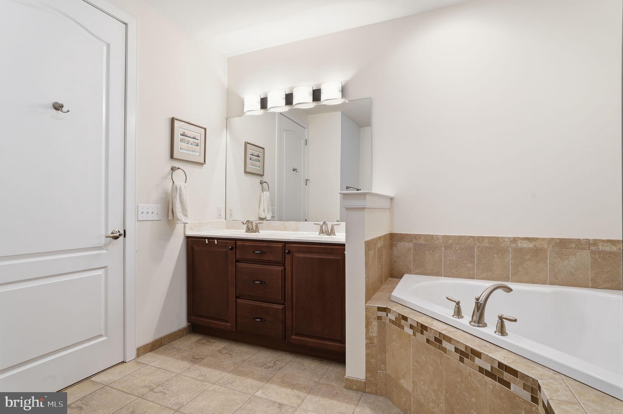 MERIDIAN VALLEY SQ - Residential