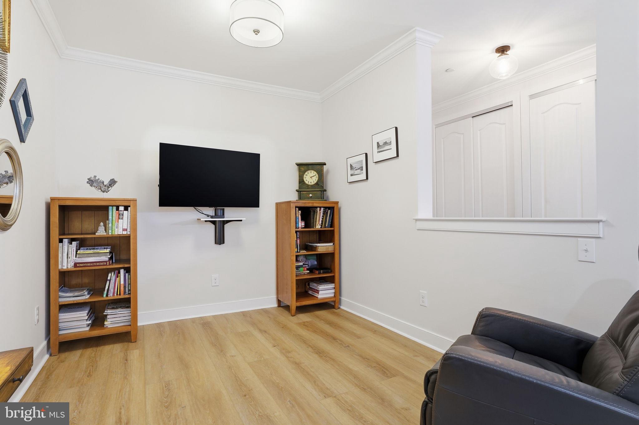 MERIDIAN VALLEY SQ - Residential