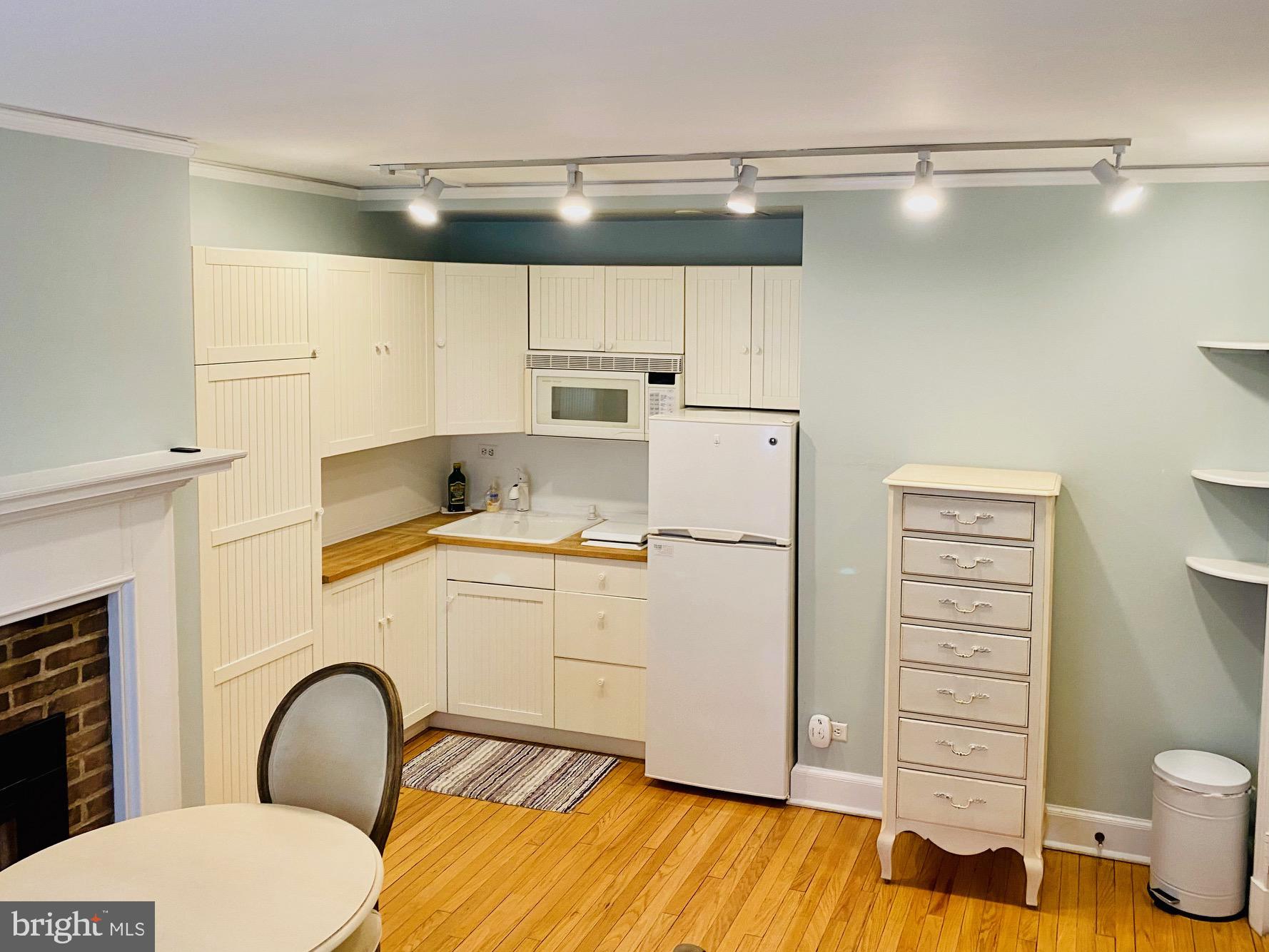 21 PALMER SQUARE W D