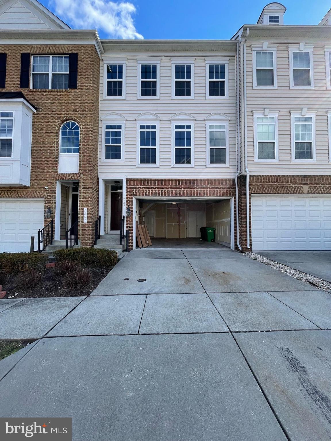 VICTORY PROMENADE - Residential Lease