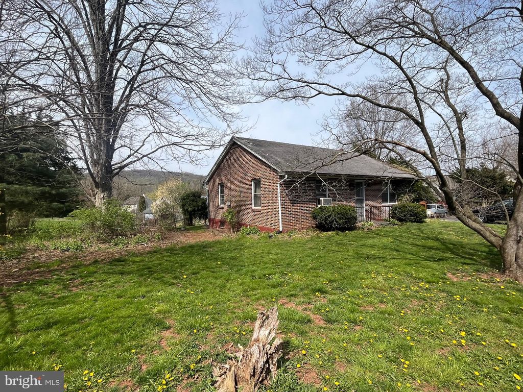 Photo of 865 HOPELAND RD, LITITZ, PA 17543 (MLS # PALA2032636)