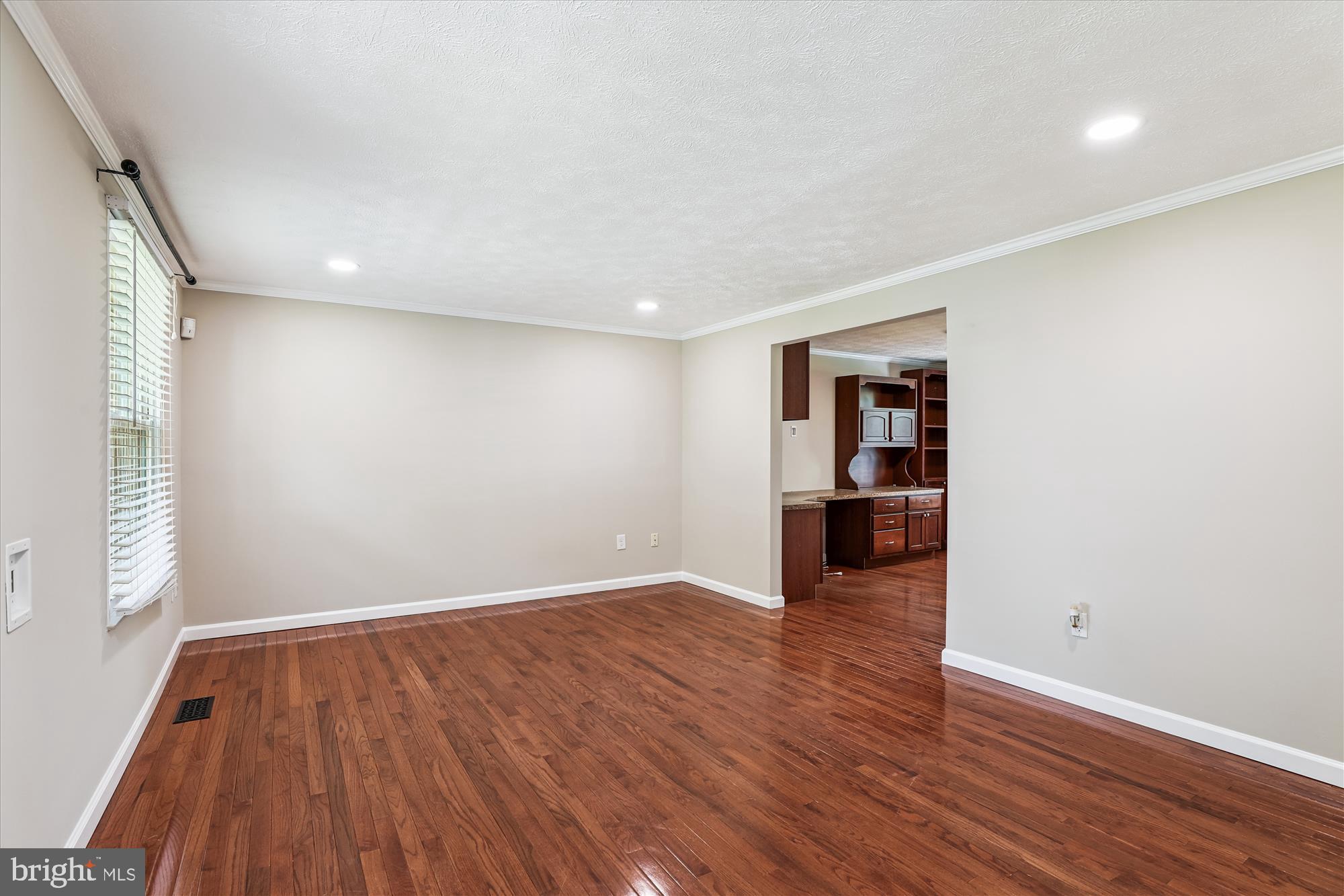 6927 GARLAND LANE