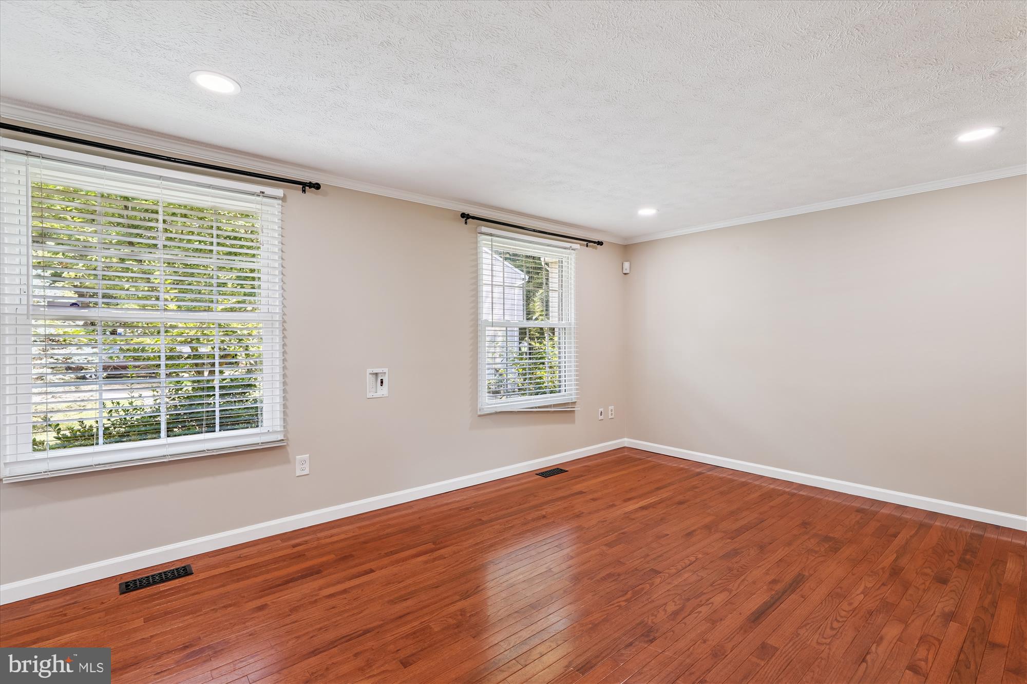 6927 GARLAND LANE