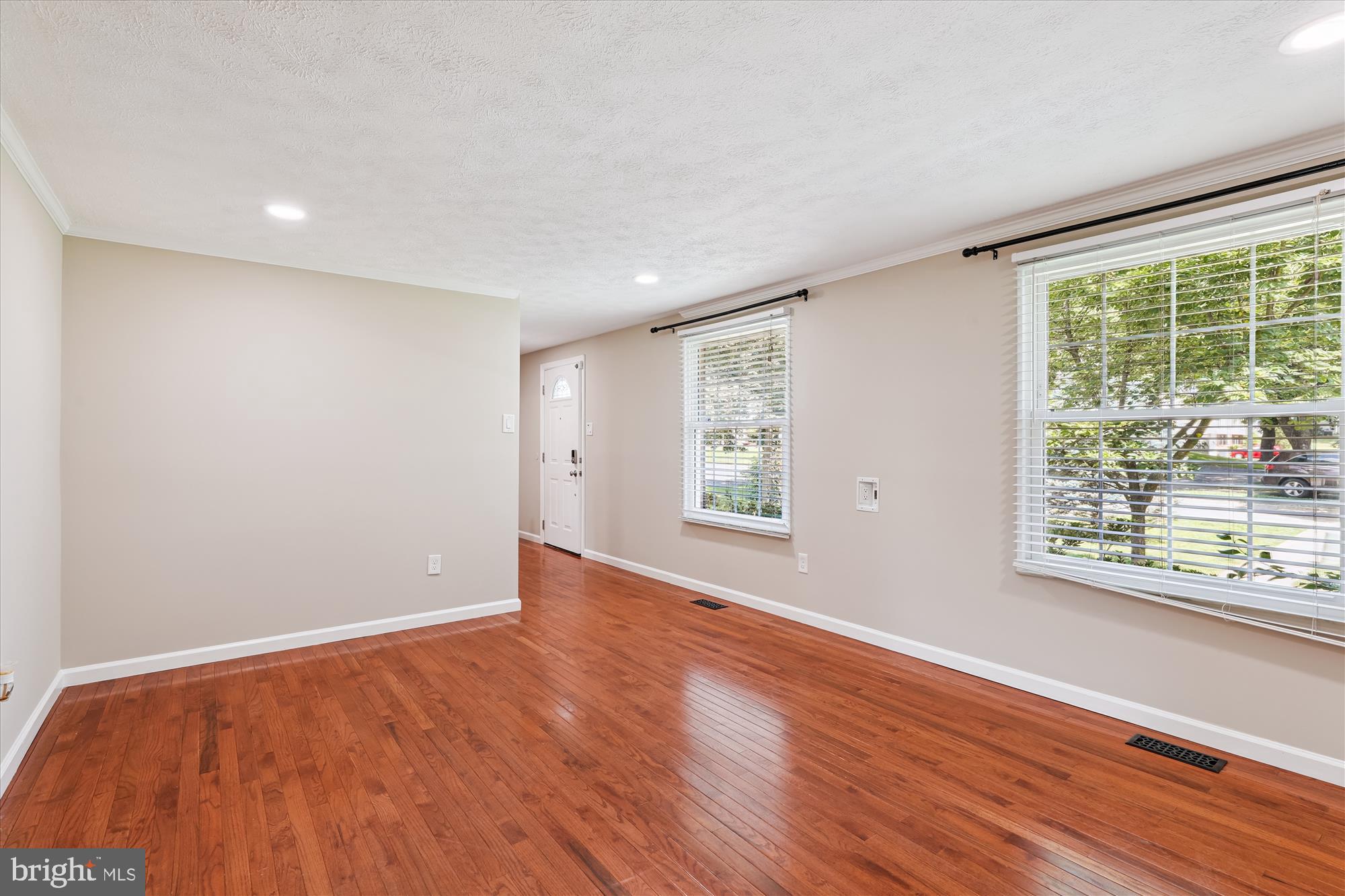 6927 GARLAND LANE