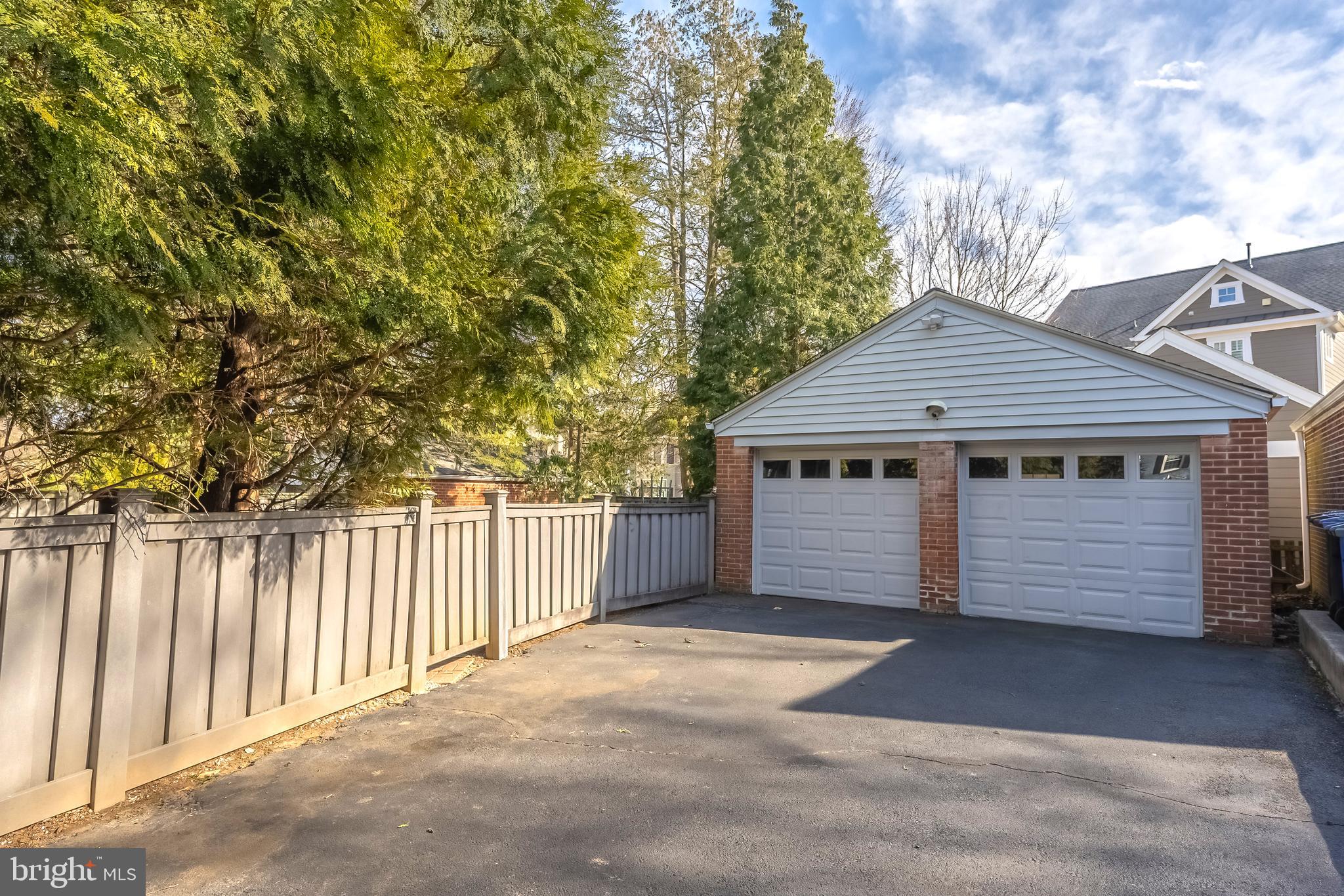 OVER LEE KNOLLS - Residential