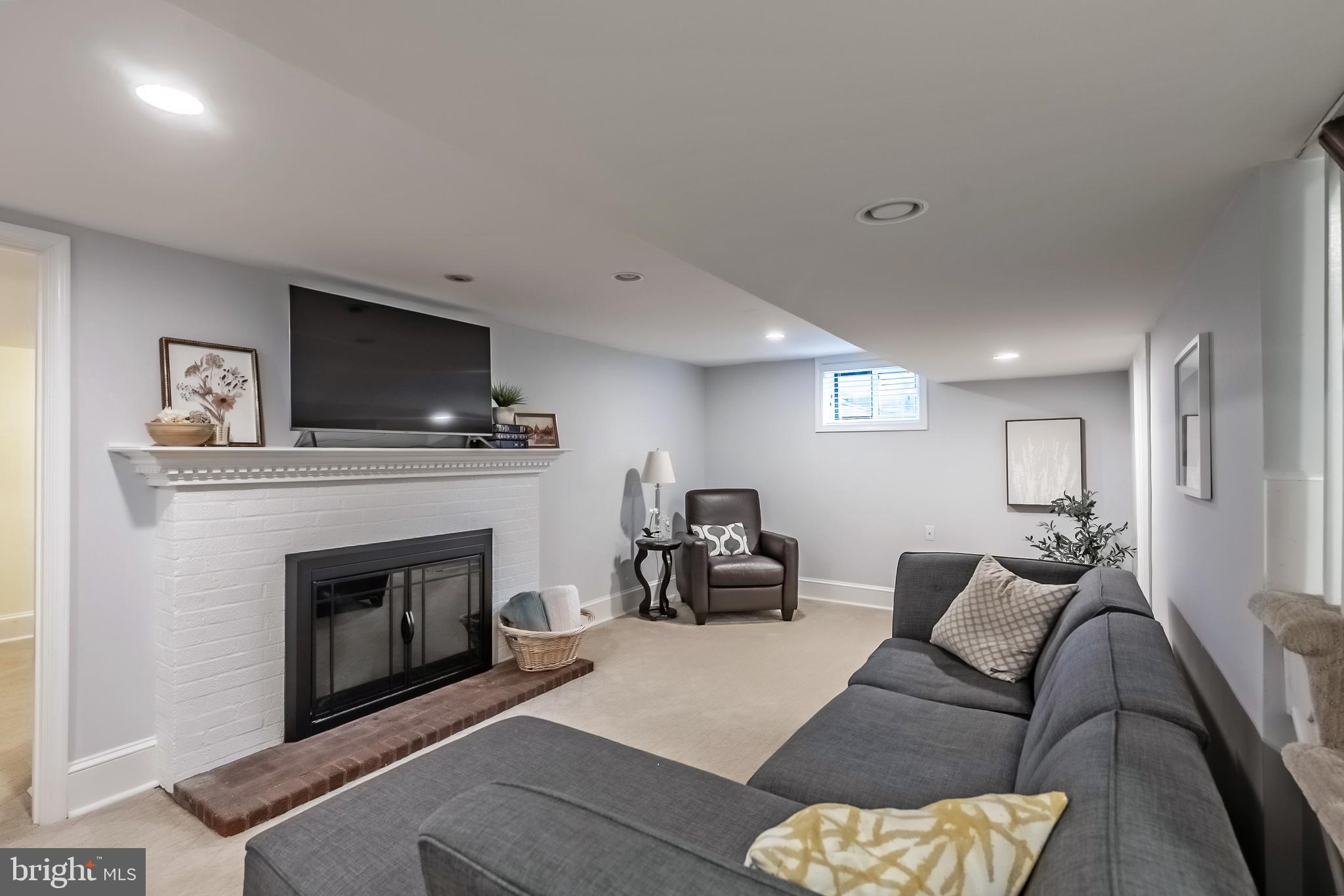 OVER LEE KNOLLS - Residential