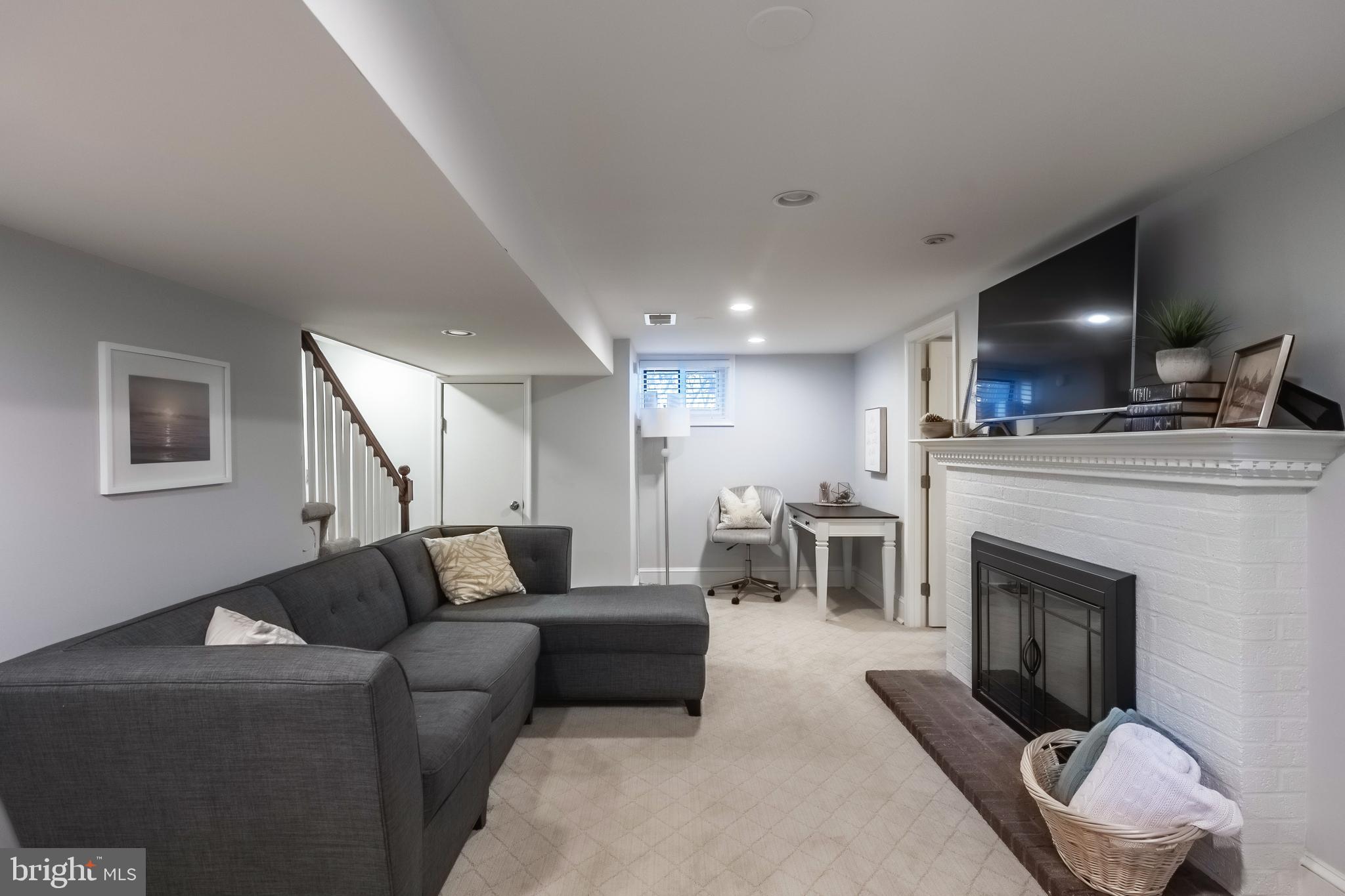 OVER LEE KNOLLS - Residential