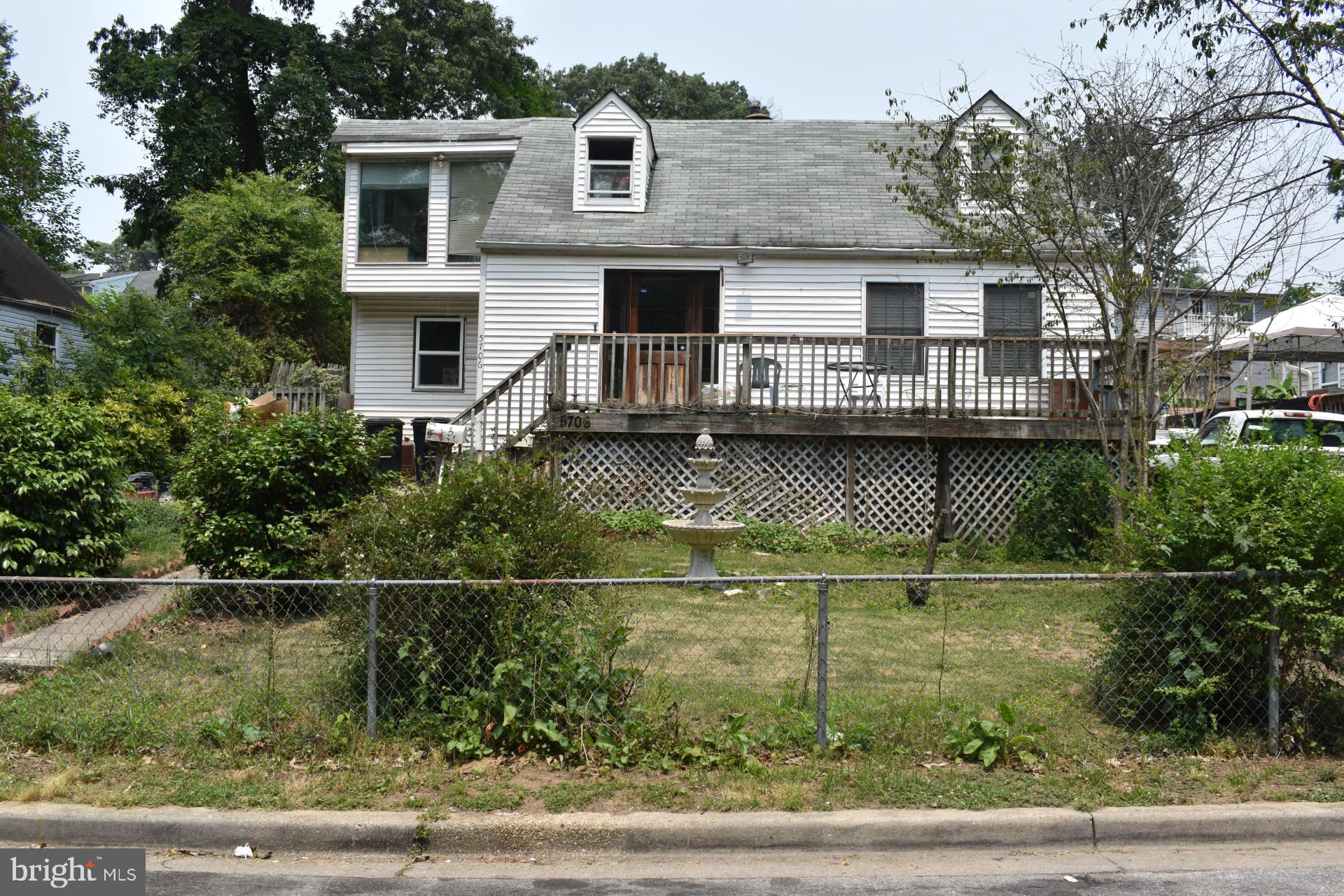 Two story , four bedroom house with two full bathrooms. Hardwood floors all around. Spacious front and backyard. House has great potential. Needs a little bit of work. One minute away from Rt. 295 and Rte. 410 and 15 minutes away from FedEx field.