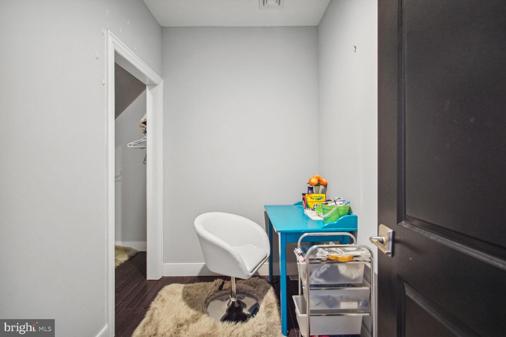 COURTNEY MANOR - Residential