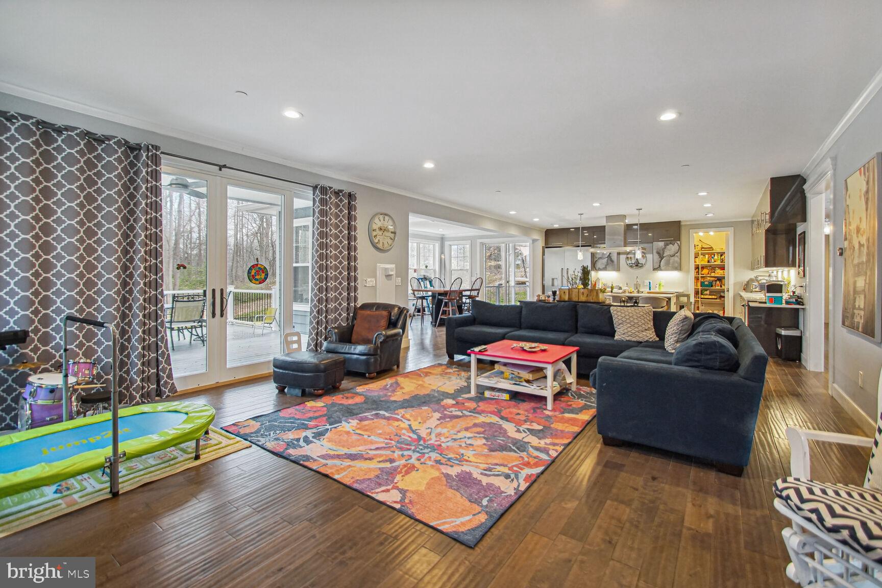 COURTNEY MANOR - Residential