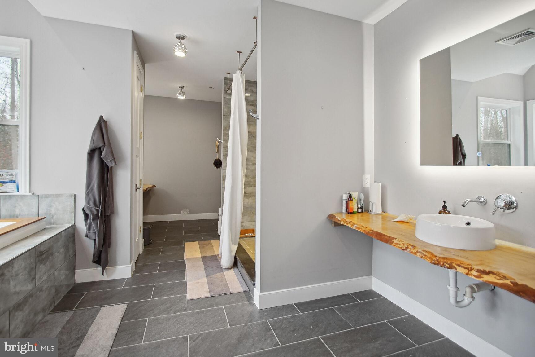 COURTNEY MANOR - Residential