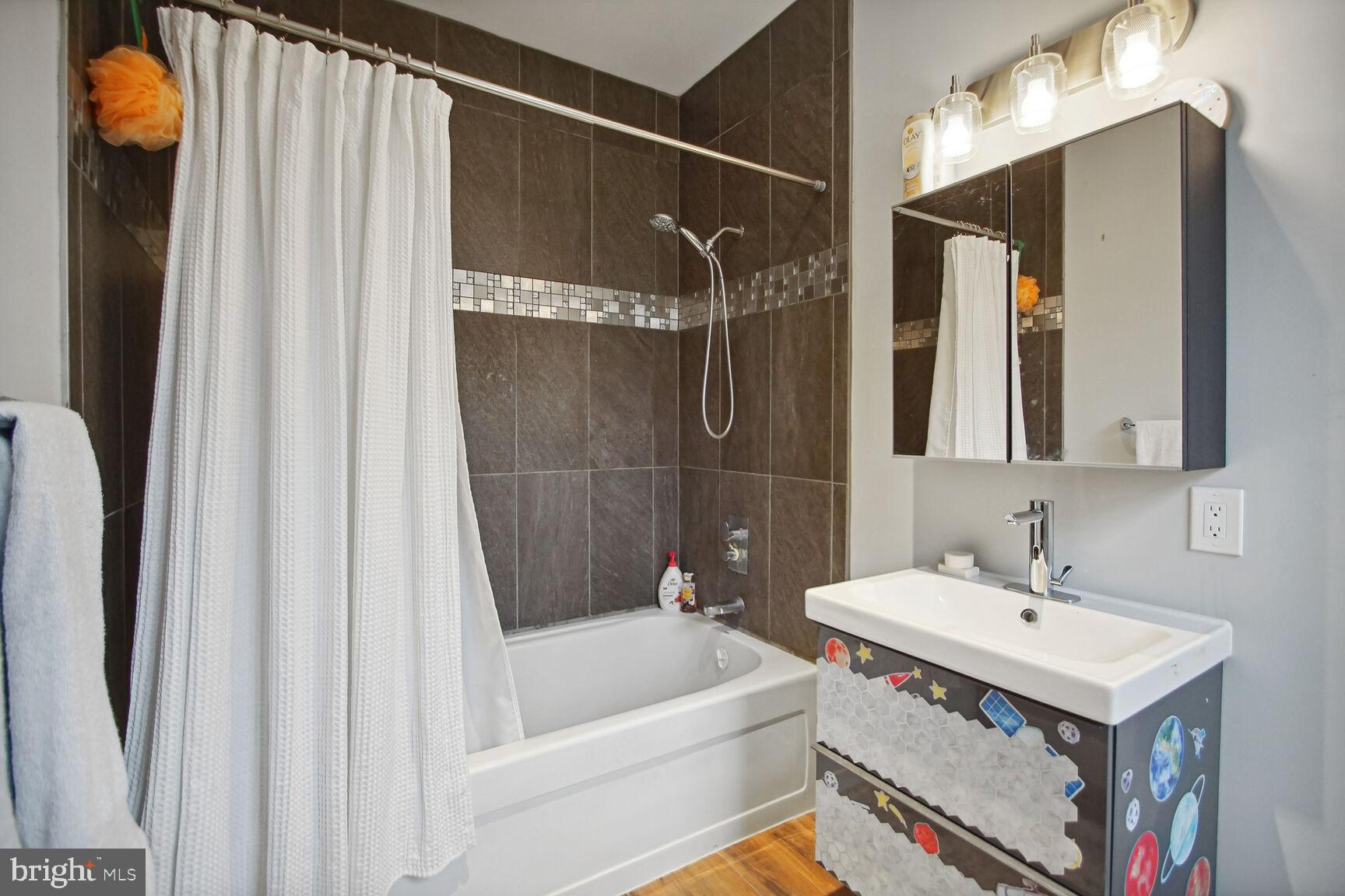 COURTNEY MANOR - Residential