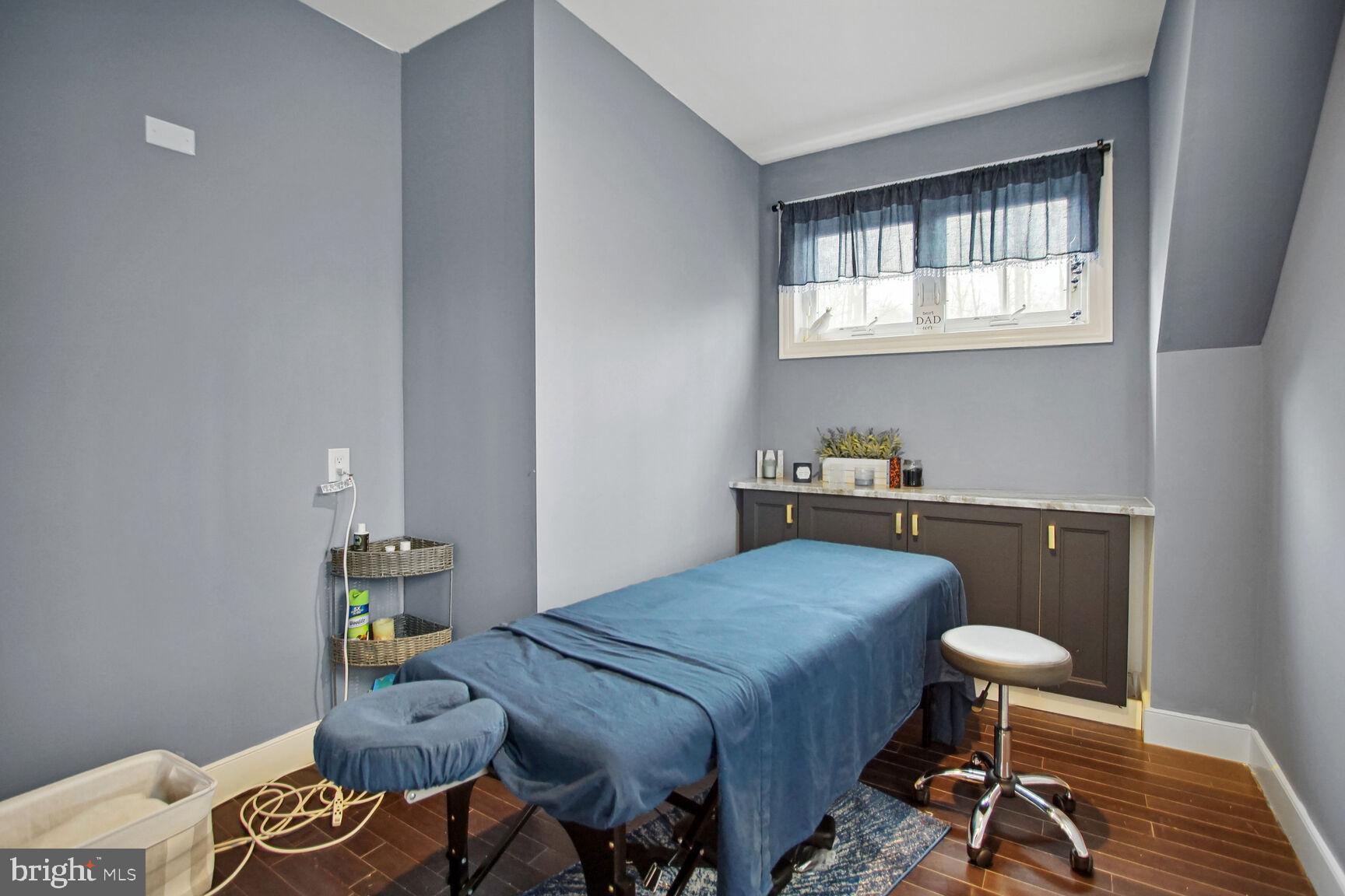 COURTNEY MANOR - Residential