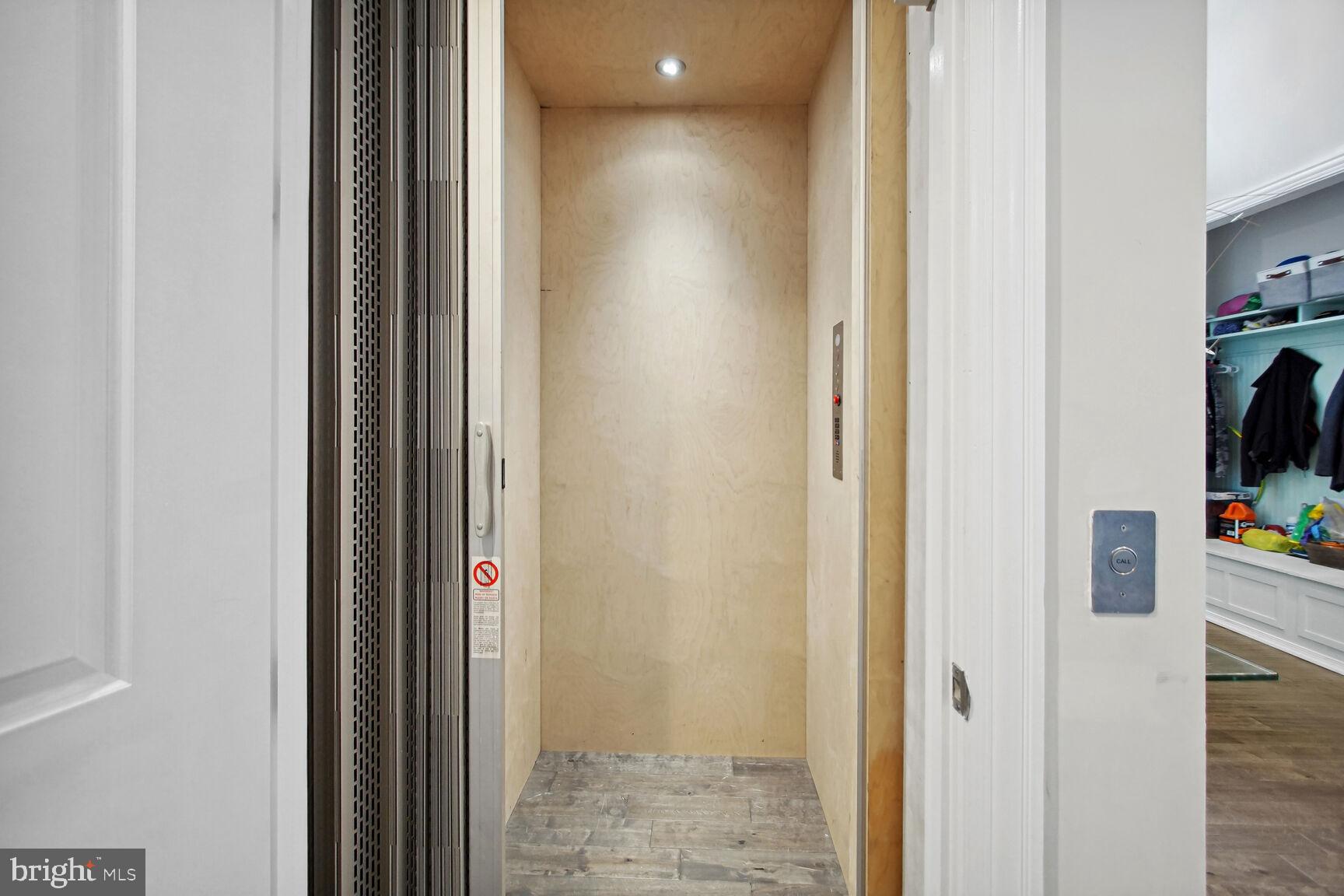 COURTNEY MANOR - Residential