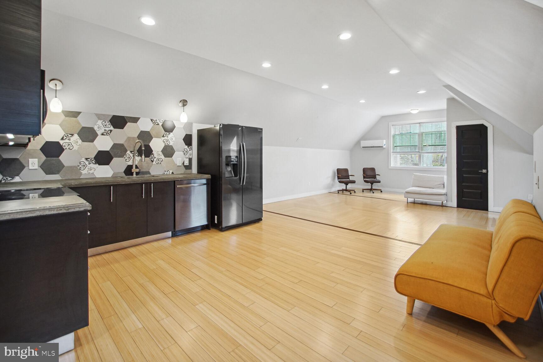 COURTNEY MANOR - Residential