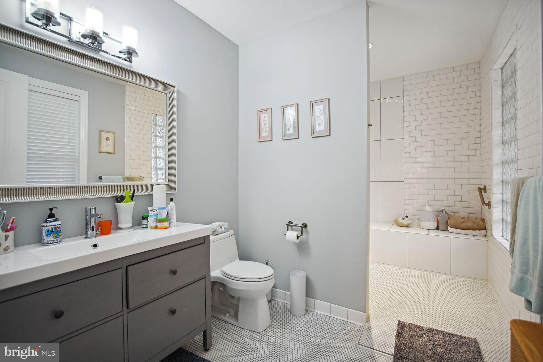 COURTNEY MANOR - Residential