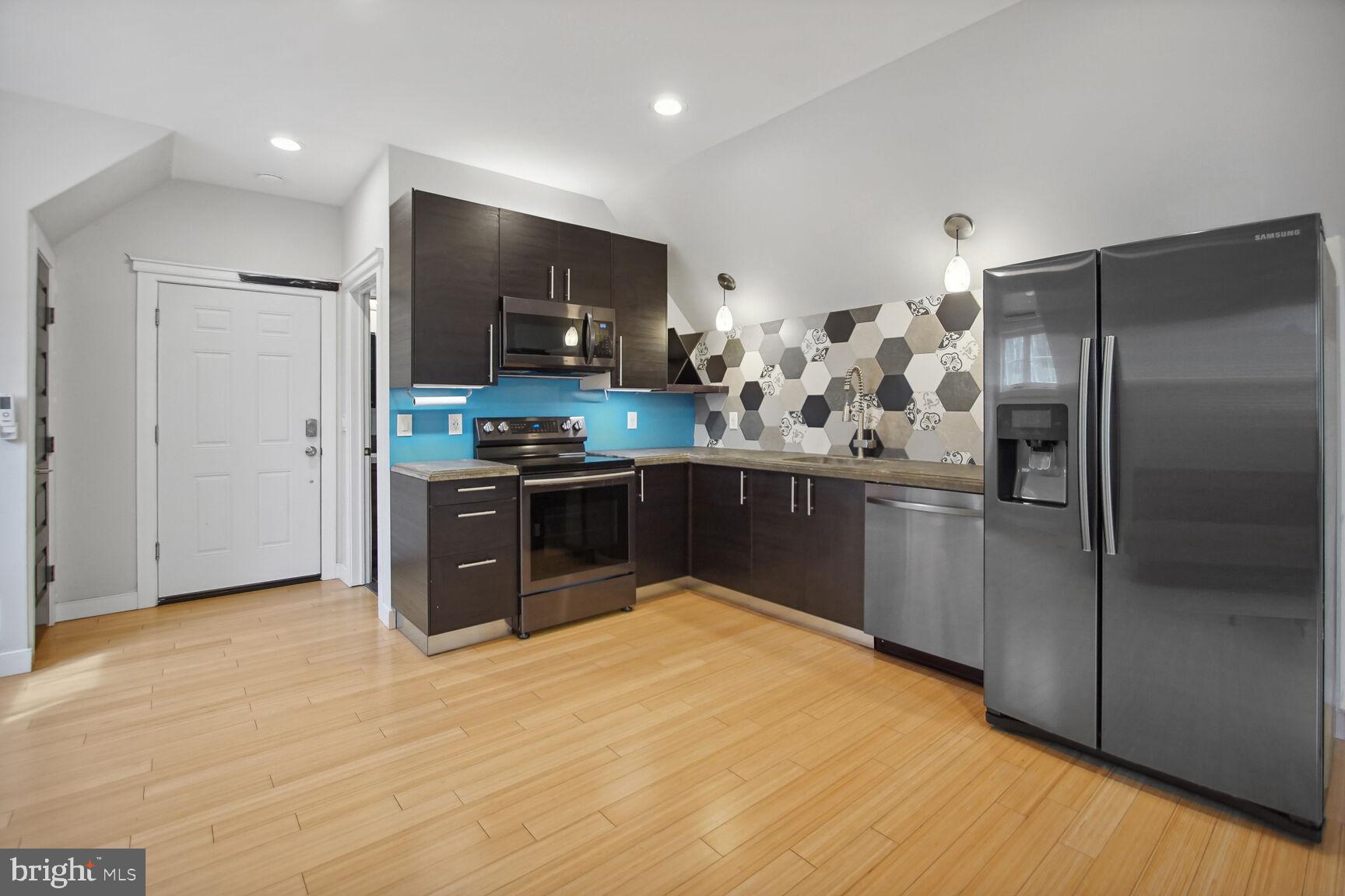 COURTNEY MANOR - Residential