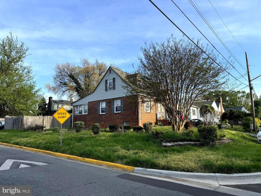 Corner-lot property offering a solid opportunity for buyers seeking to add value through improvements. The home requires TLC and updates, making it well-suited for an owner-occupant or investor looking to renovate and potentially build equity over time. An additional rear lot zoned commercial is included in the sale, providing added space and flexibility for alternative uses such as storage or other future considerations, subject to buyer verification. Conveniently located across from a park, with easy access to public transportation, shopping, and bus routes. A practical opportunity for buyers who understand condition, location, and long-term potential.
----------------------------------------------------------------------------------------------
Propiedad en esquina que ofrece una oportunidad sólida para compradores que buscan agregar valor a través de mejoras. La vivienda requiere arreglos y actualizaciones, lo que la hace adecuada tanto para un comprador que planea ocuparla como para un inversionista que desee remodelar y potencialmente generar plusvalía con el tiempo. Se incluye un lote adicional en la parte trasera con zonificación comercial, el cual ofrece espacio adicional y flexibilidad para usos alternativos como almacenamiento u otras consideraciones futuras, sujeto a verificación por parte del comprador. Ubicada frente a un parque, con fácil acceso al transporte público, tiendas y rutas de autobús. Una oportunidad práctica para compradores que entienden la condición de la propiedad, la ubicación y el potencial a largo plazo.