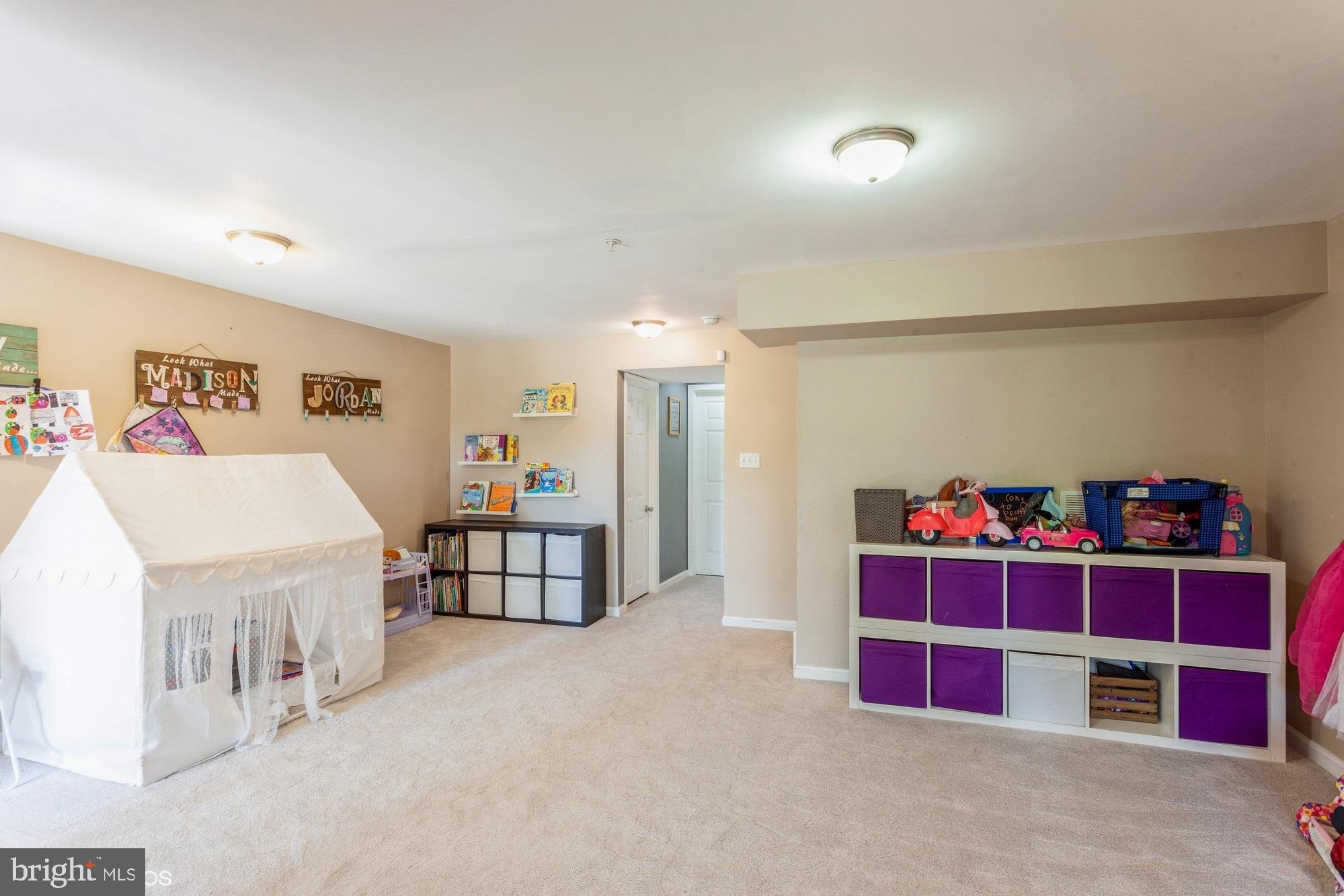 CONSTANT FRIENDSHIP - Residential